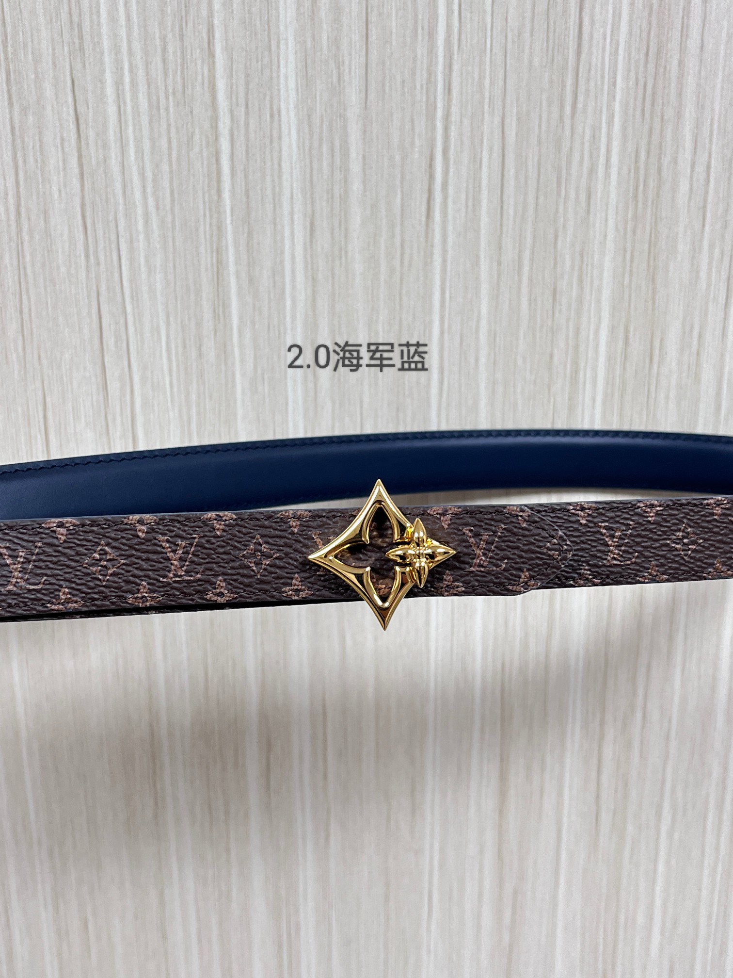 2026当季新款女士细腰带，适配裙装、裤装 正面：海军蓝色光滑小牛皮- 反面：经典Monogram老花涂