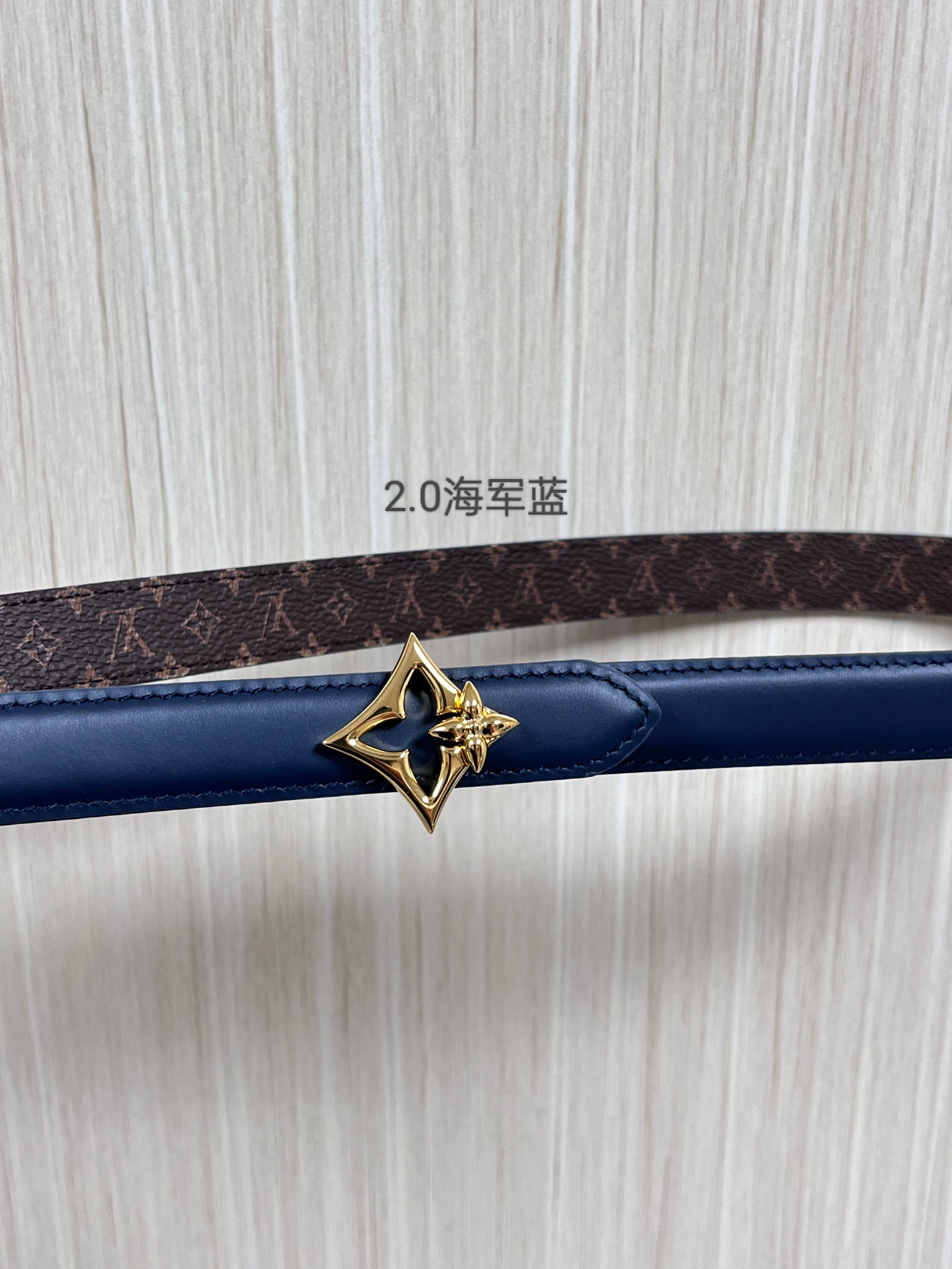 2026当季新款女士细腰带，适配裙装、裤装 正面：海军蓝色光滑小牛皮- 反面：经典Monogram老花涂