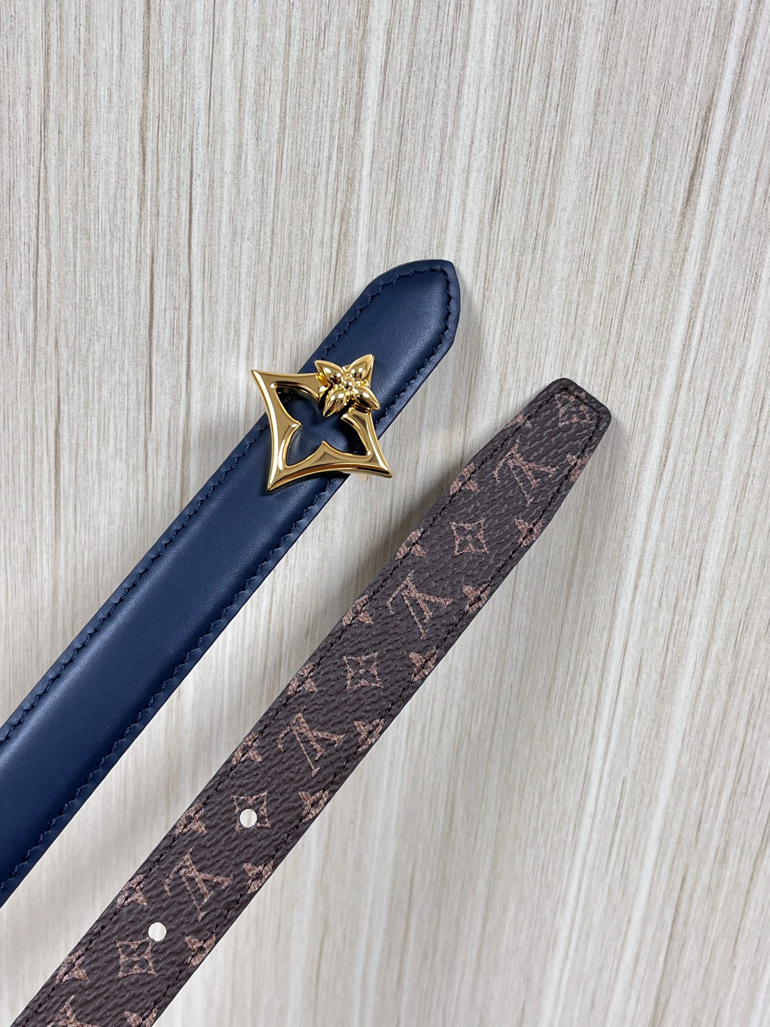 2026当季新款女士细腰带，适配裙装、裤装 正面：海军蓝色光滑小牛皮- 反面：经典Monogram老花涂