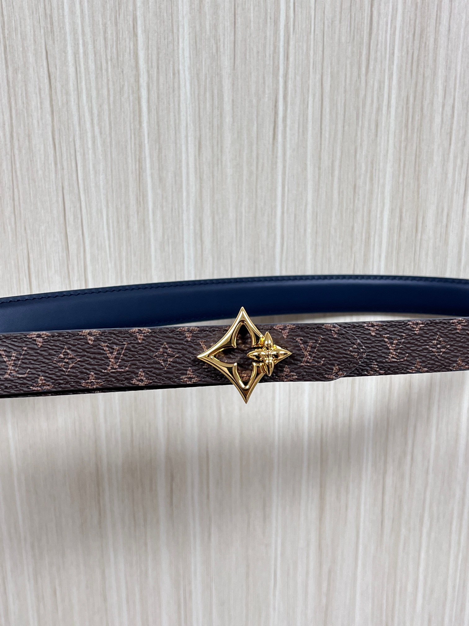 2026当季新款女士细腰带，适配裙装、裤装 正面：海军蓝色光滑小牛皮- 反面：经典Monogram老花涂