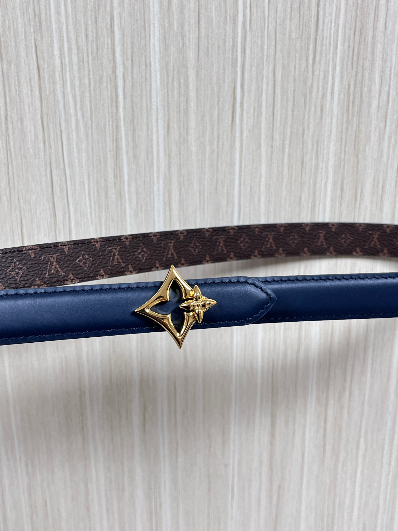 2026当季新款女士细腰带，适配裙装、裤装 正面：海军蓝色光滑小牛皮- 反面：经典Monogram老花涂