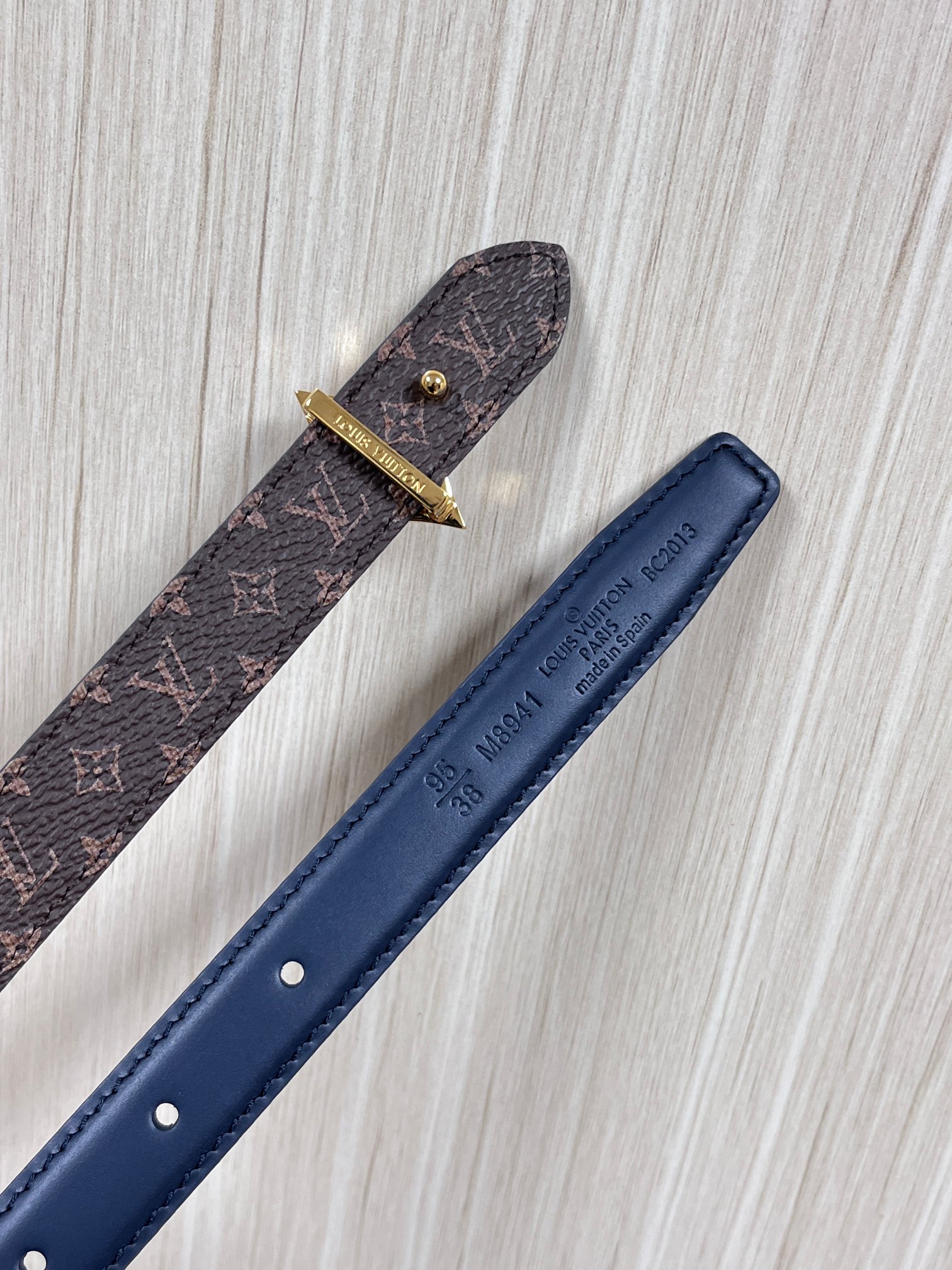 2026当季新款女士细腰带，适配裙装、裤装 正面：海军蓝色光滑小牛皮- 反面：经典Monogram老花涂