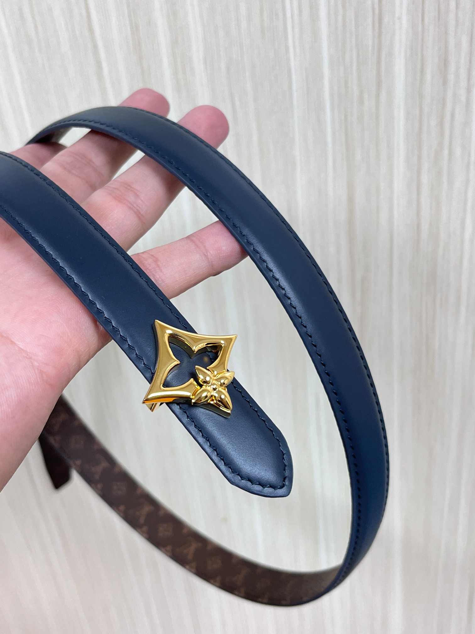 2026当季新款女士细腰带，适配裙装、裤装 正面：海军蓝色光滑小牛皮- 反面：经典Monogram老花涂