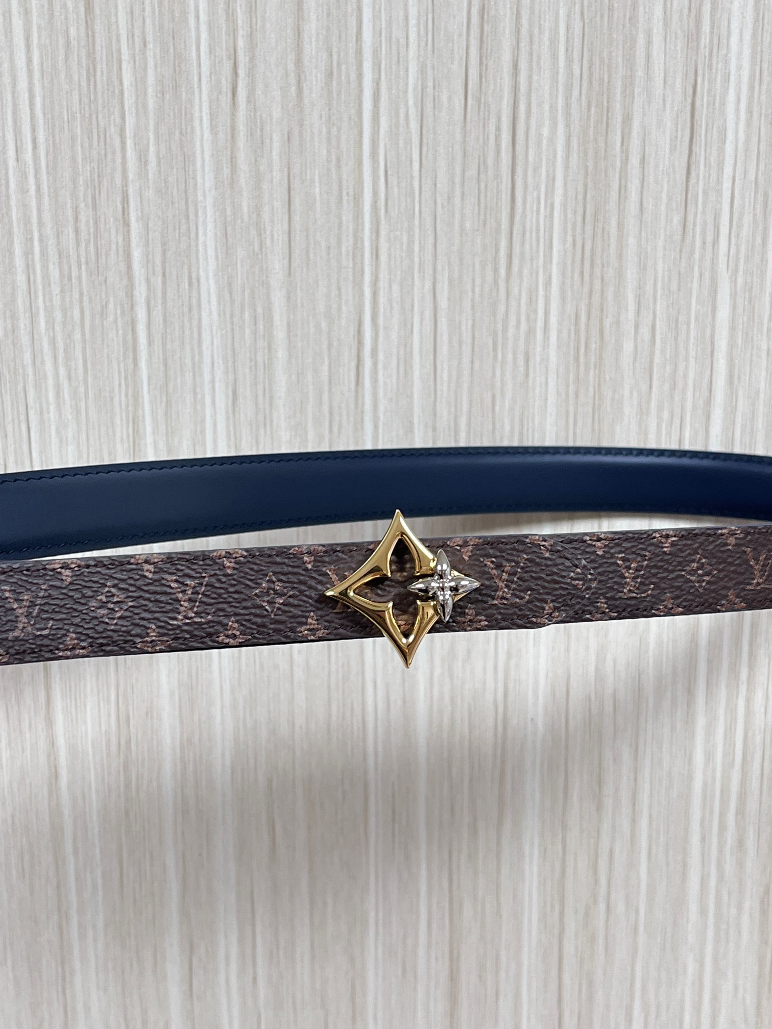 2026当季新款女士细腰带，适配裙装、裤装 正面：海军蓝色光滑小牛皮- 反面：经典Monogram老花涂