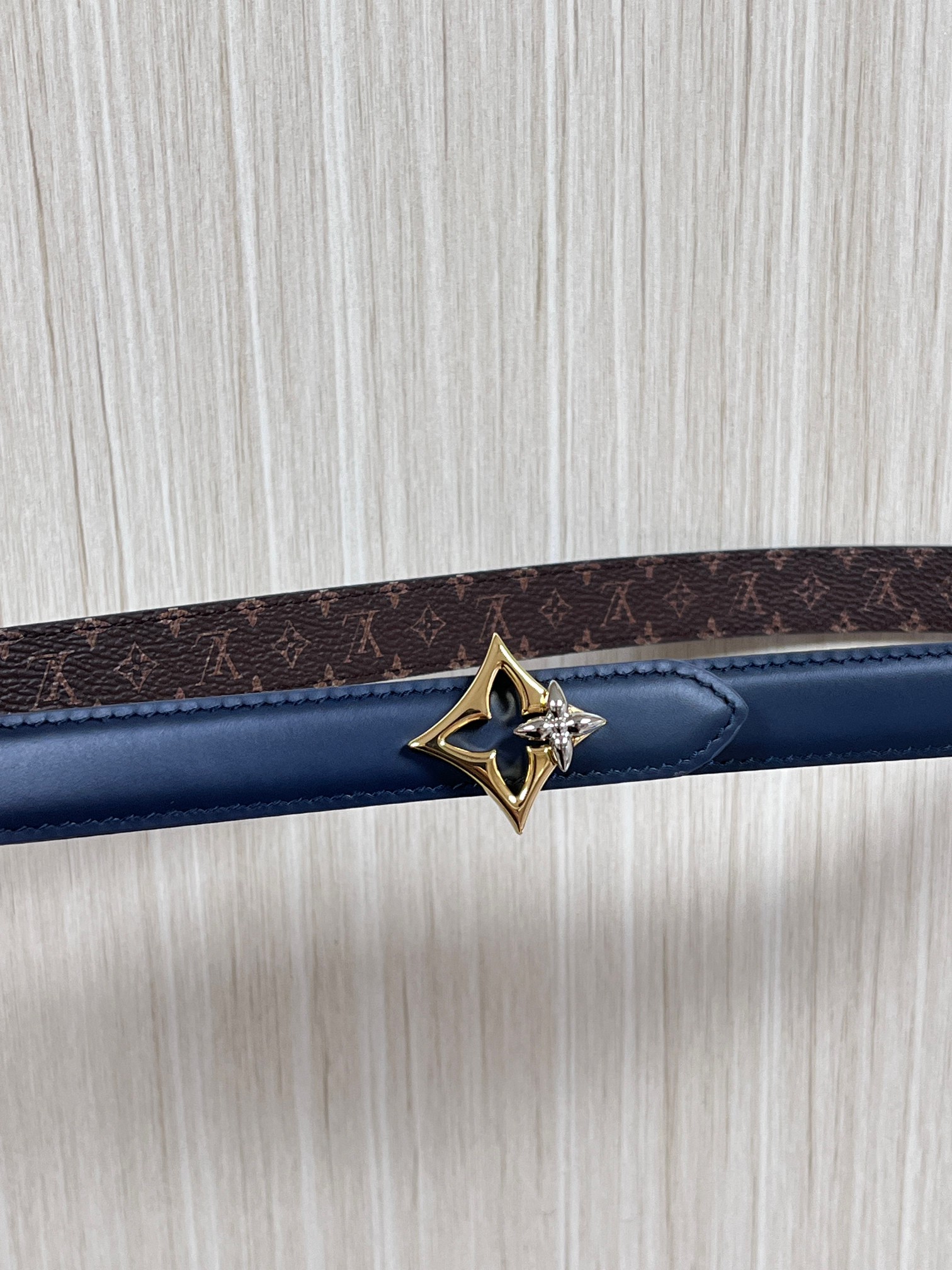 2026当季新款女士细腰带，适配裙装、裤装 正面：海军蓝色光滑小牛皮- 反面：经典Monogram老花涂