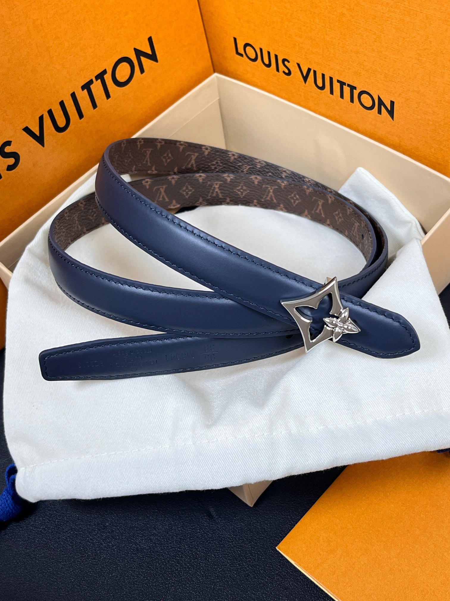 2026当季新款女士细腰带，适配裙装、裤装 正面：海军蓝色光滑小牛皮- 反面：经典Monogram老花涂