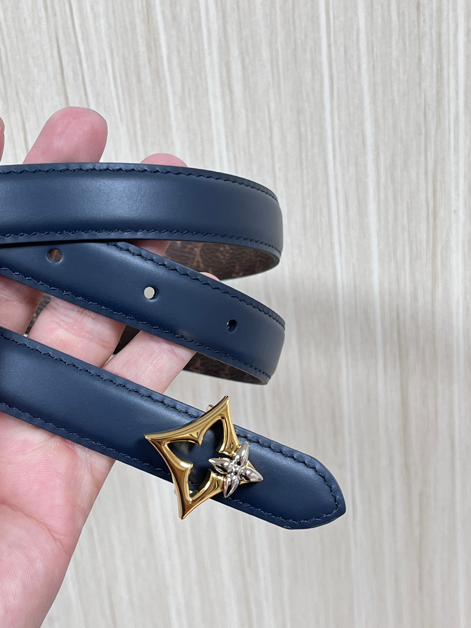 2026当季新款女士细腰带，适配裙装、裤装 正面：海军蓝色光滑小牛皮- 反面：经典Monogram老花涂