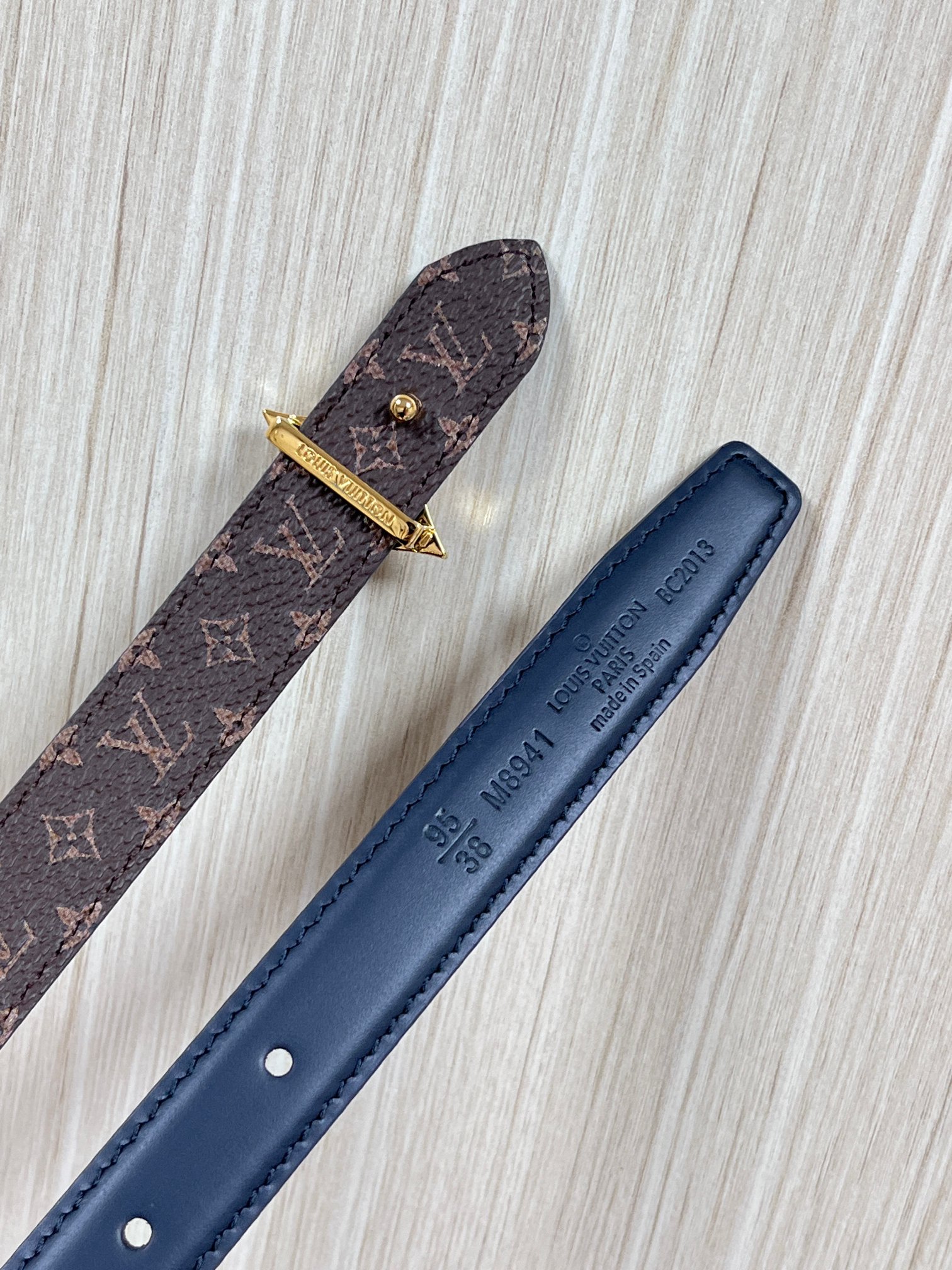 2026当季新款女士细腰带，适配裙装、裤装 正面：海军蓝色光滑小牛皮- 反面：经典Monogram老花涂