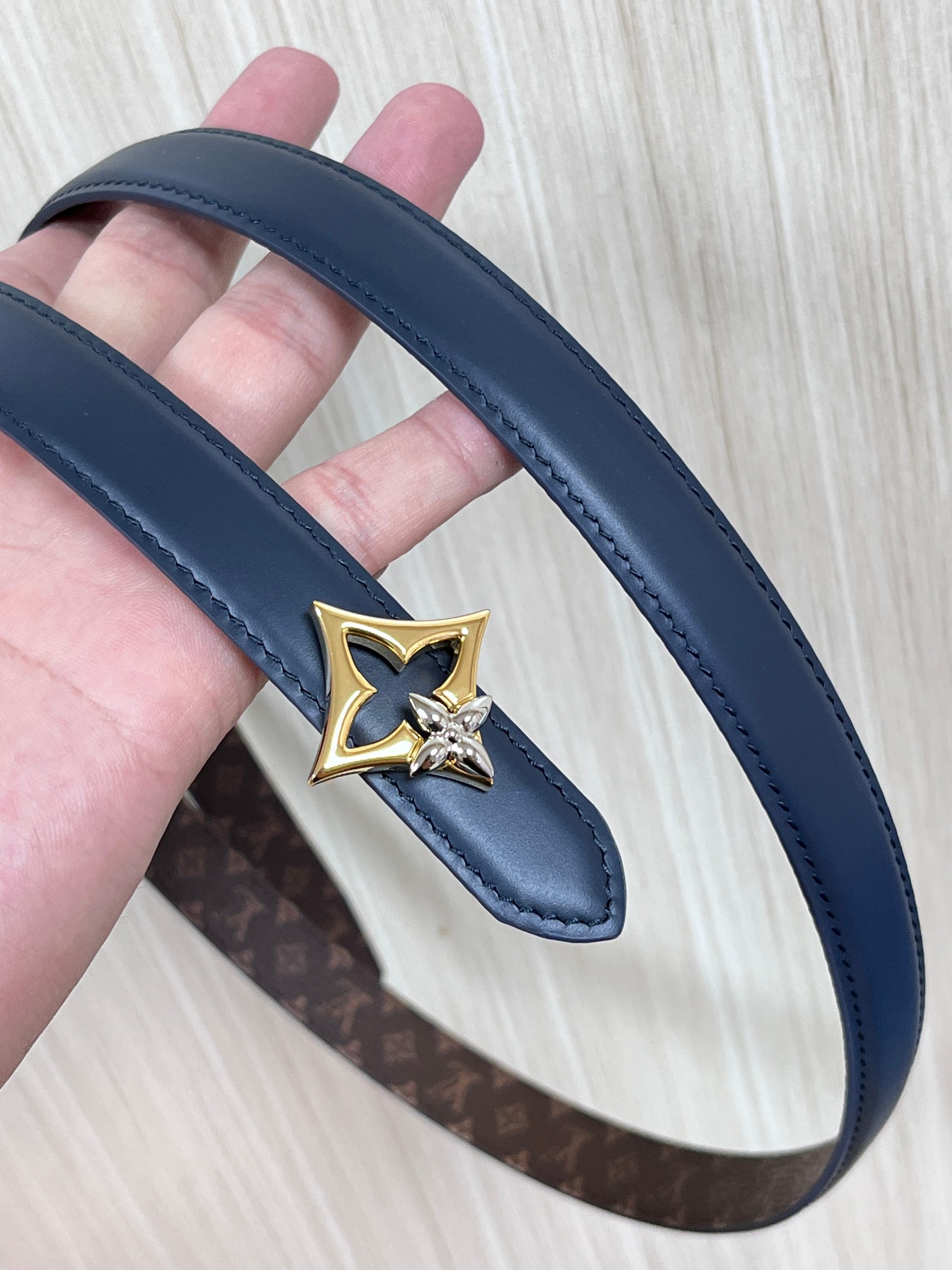 2026当季新款女士细腰带，适配裙装、裤装 正面：海军蓝色光滑小牛皮- 反面：经典Monogram老花涂