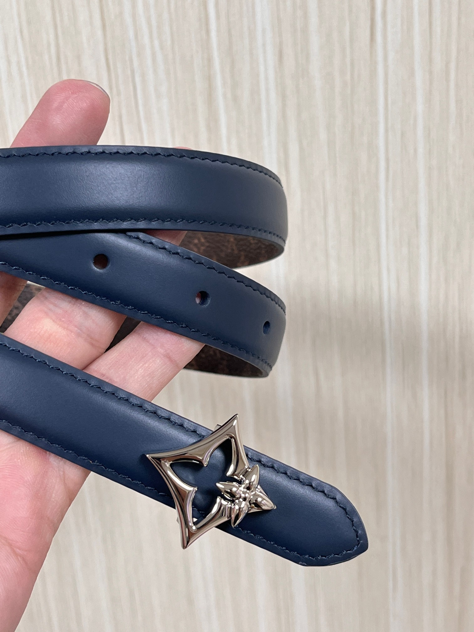 2026当季新款女士细腰带，适配裙装、裤装 正面：海军蓝色光滑小牛皮- 反面：经典Monogram老花涂
