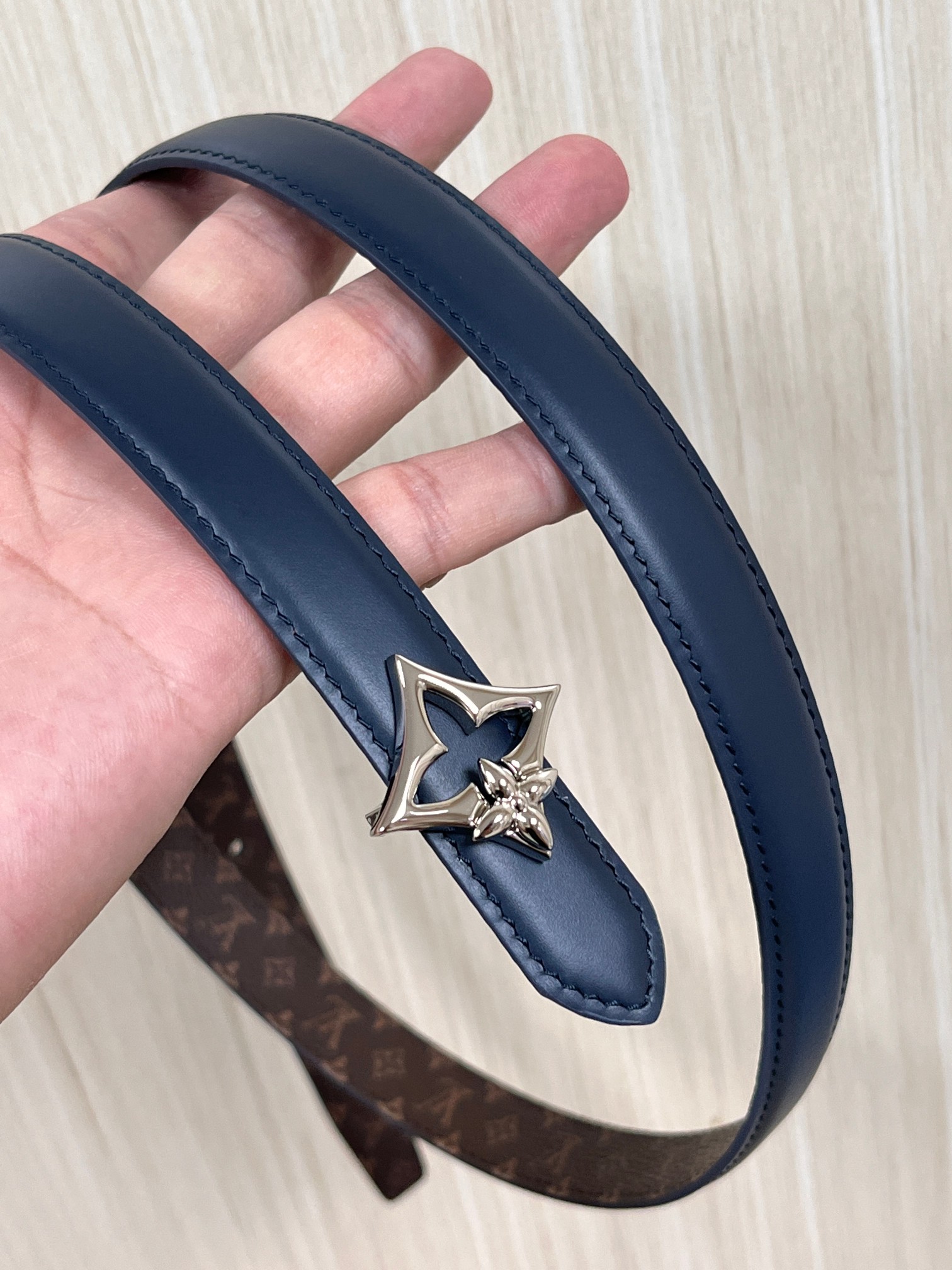 2026当季新款女士细腰带，适配裙装、裤装 正面：海军蓝色光滑小牛皮- 反面：经典Monogram老花涂