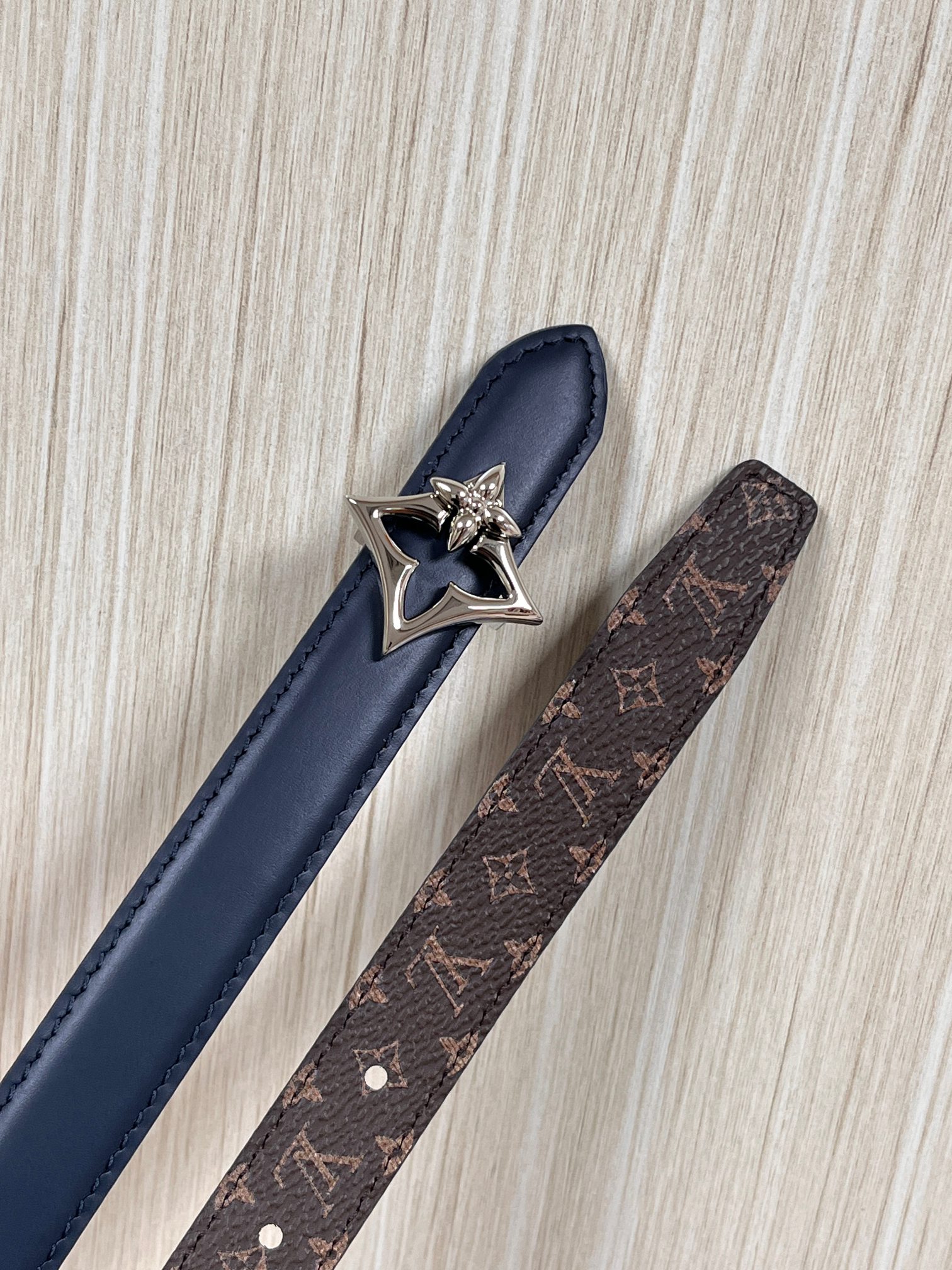 2026当季新款女士细腰带，适配裙装、裤装 正面：海军蓝色光滑小牛皮- 反面：经典Monogram老花涂