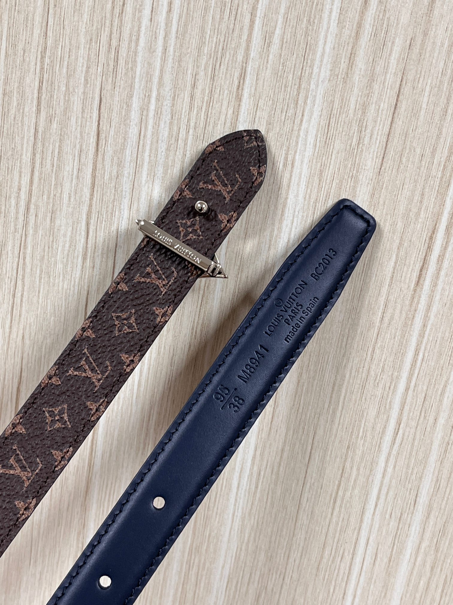 2026当季新款女士细腰带，适配裙装、裤装 正面：海军蓝色光滑小牛皮- 反面：经典Monogram老花涂