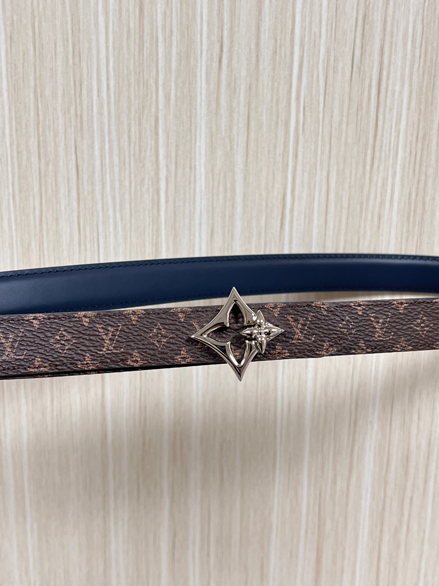 2026当季新款女士细腰带，适配裙装、裤装 正面：海军蓝色光滑小牛皮- 反面：经典Monogram老花涂