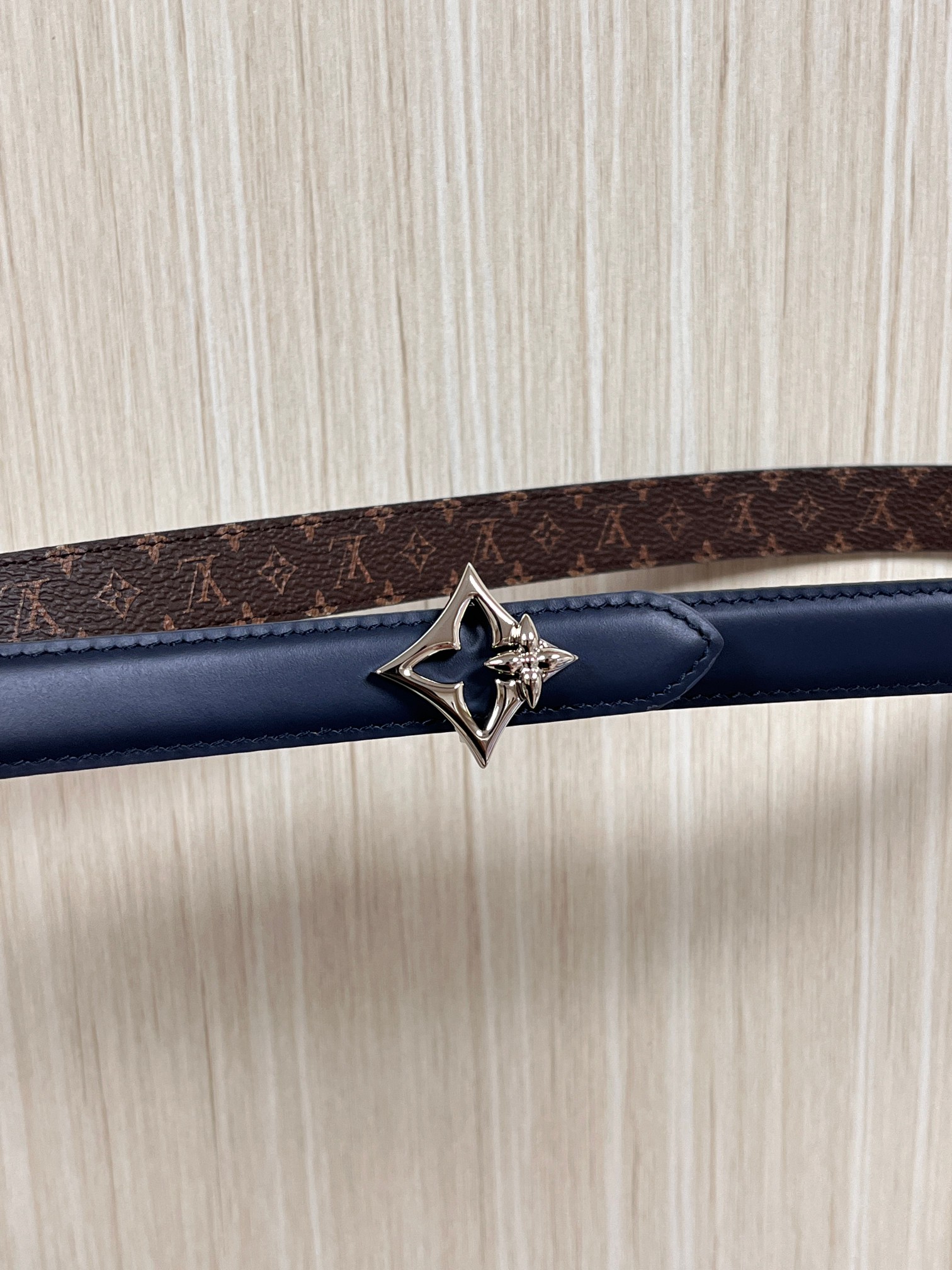 2026当季新款女士细腰带，适配裙装、裤装 正面：海军蓝色光滑小牛皮- 反面：经典Monogram老花涂