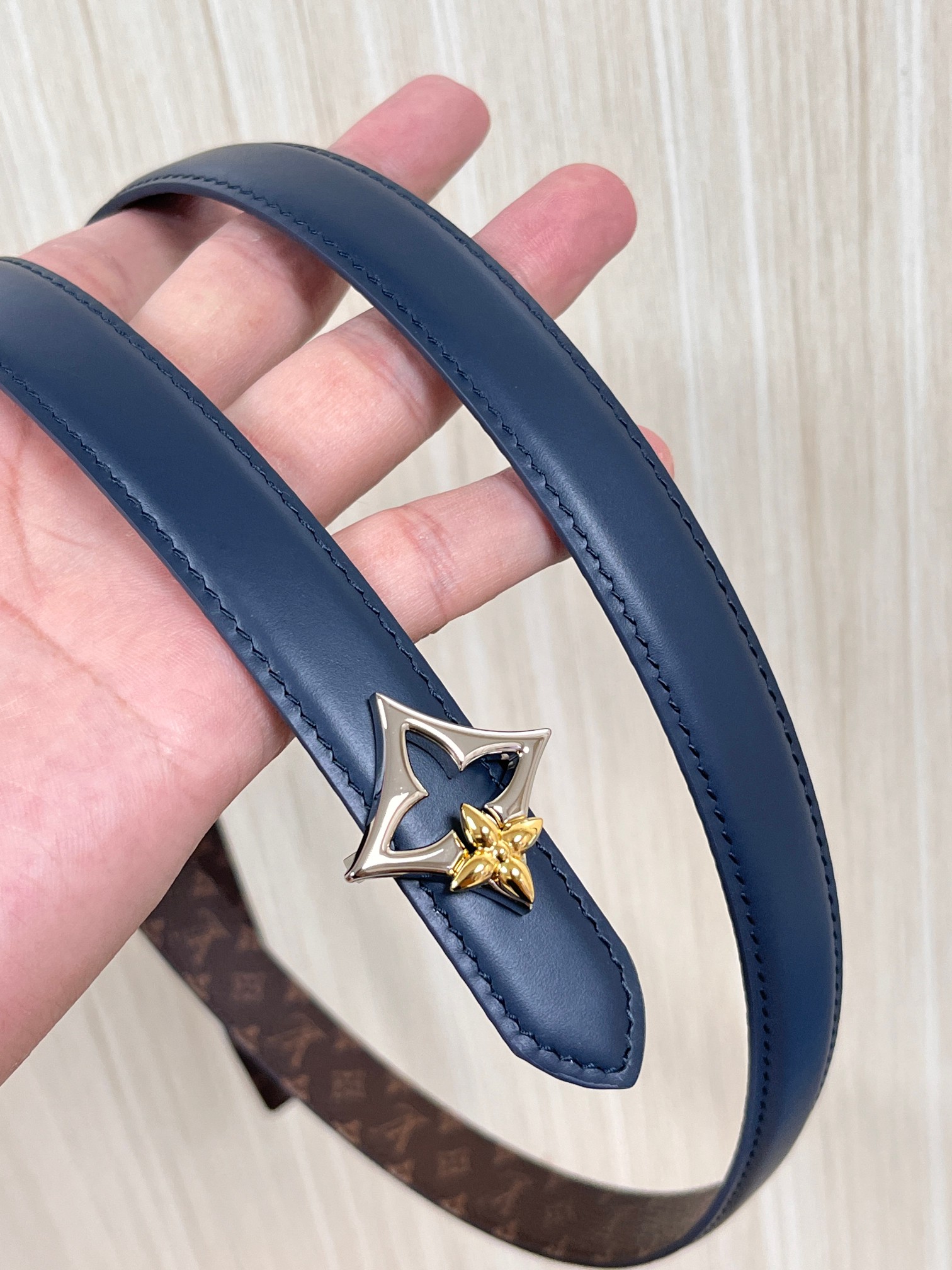 2026当季新款女士细腰带，适配裙装、裤装 正面：海军蓝色光滑小牛皮- 反面：经典Monogram老花涂