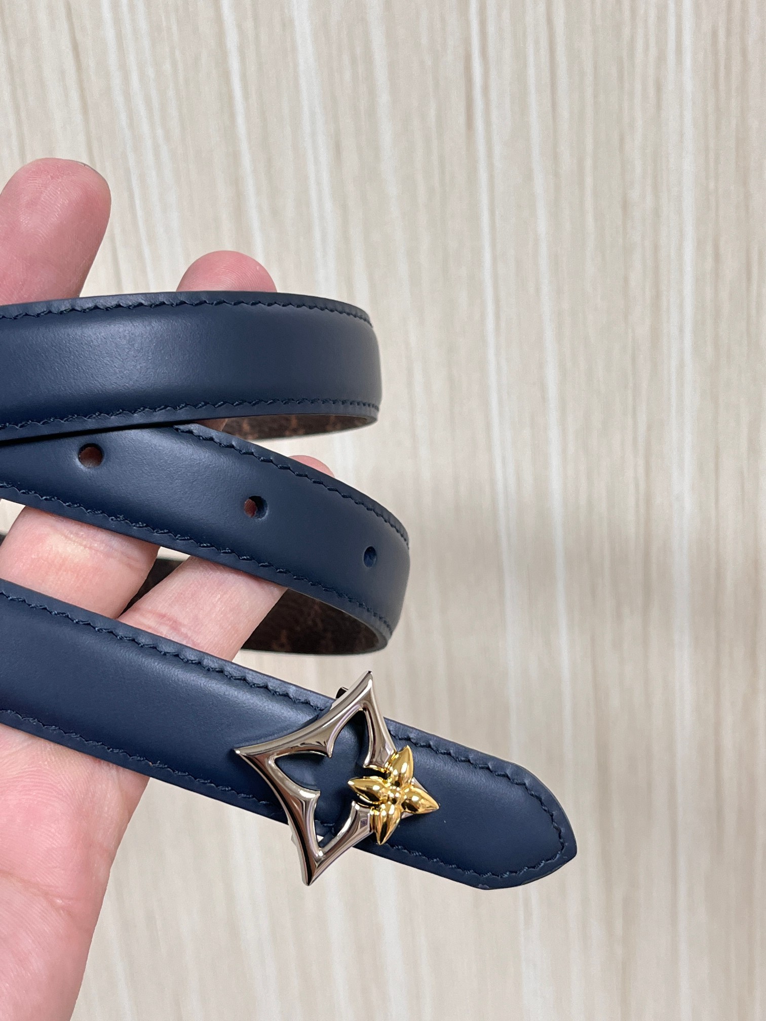 2026当季新款女士细腰带，适配裙装、裤装 正面：海军蓝色光滑小牛皮- 反面：经典Monogram老花涂