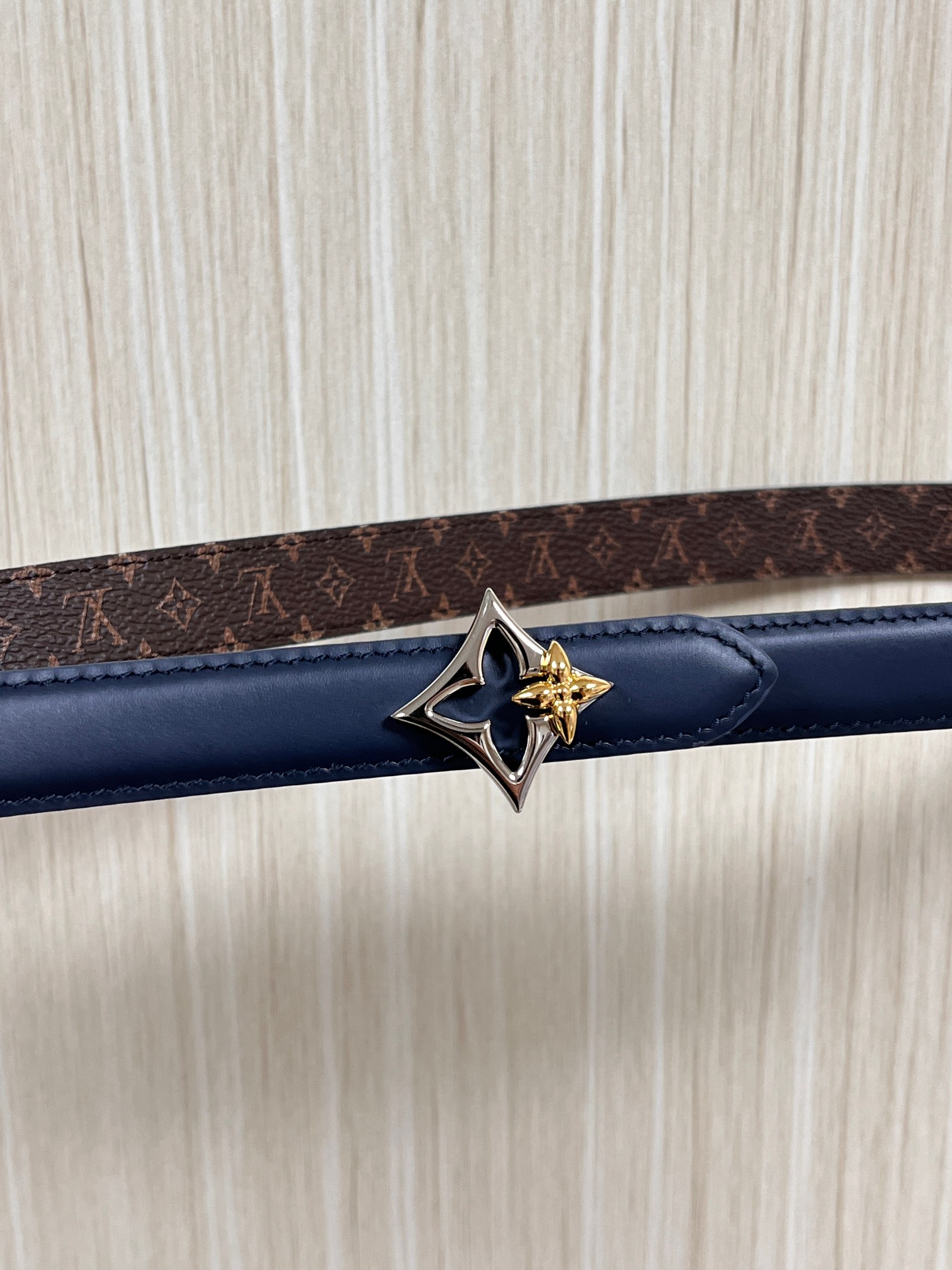 2026当季新款女士细腰带，适配裙装、裤装 正面：海军蓝色光滑小牛皮- 反面：经典Monogram老花涂