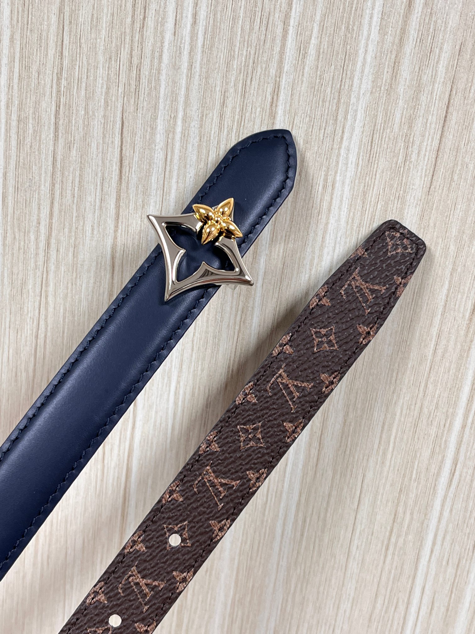 2026当季新款女士细腰带，适配裙装、裤装 正面：海军蓝色光滑小牛皮- 反面：经典Monogram老花涂