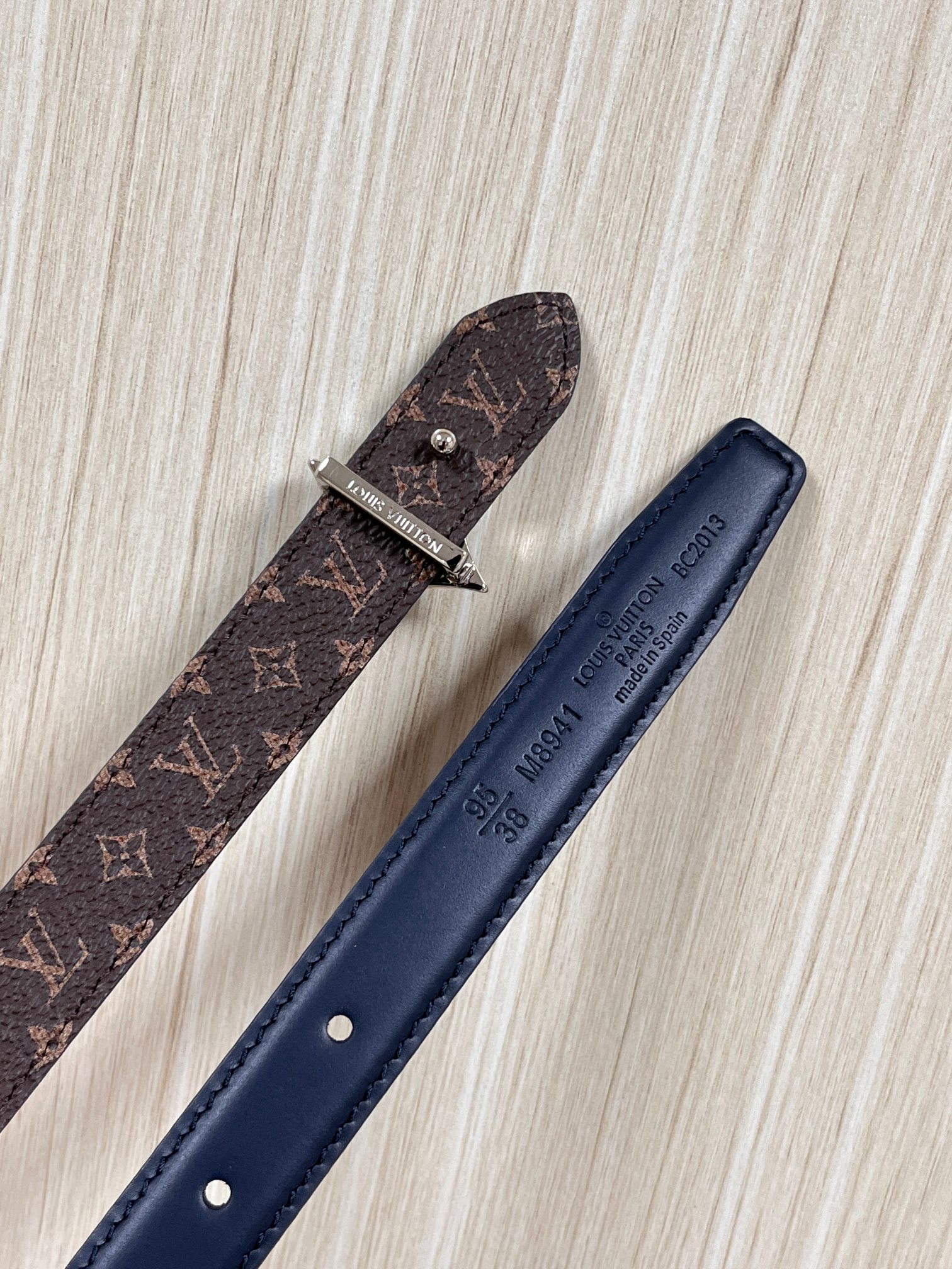 2026当季新款女士细腰带，适配裙装、裤装 正面：海军蓝色光滑小牛皮- 反面：经典Monogram老花涂