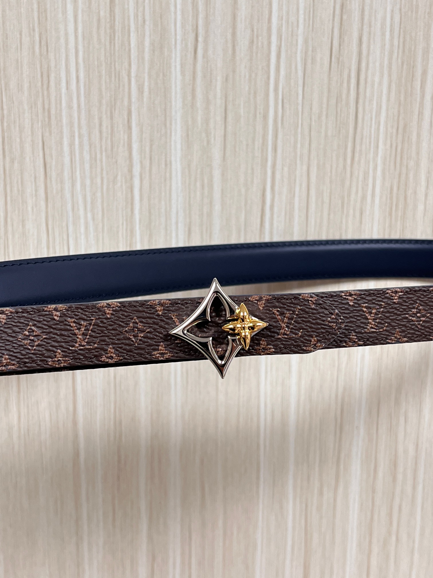 2026当季新款女士细腰带，适配裙装、裤装 正面：海军蓝色光滑小牛皮- 反面：经典Monogram老花涂