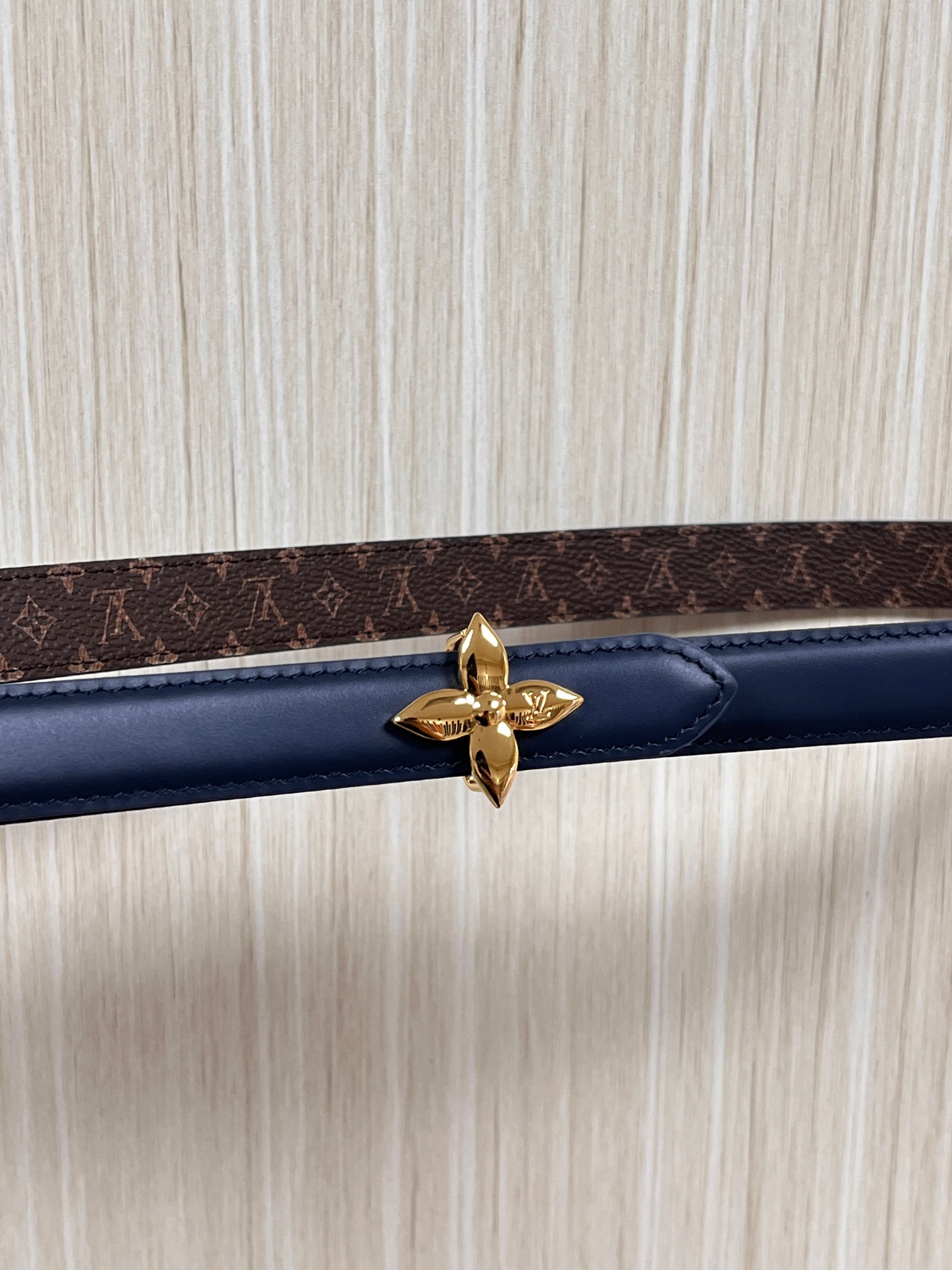 2026当季新款女士细腰带，适配裙装、裤装 正面：海军蓝色光滑小牛皮- 反面：经典Monogram老花涂