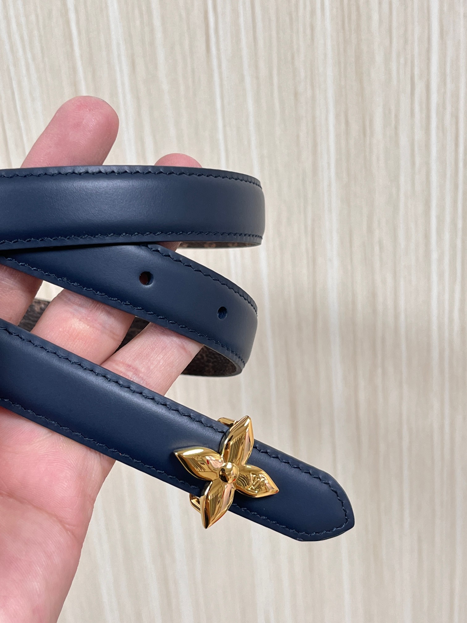 2026当季新款女士细腰带，适配裙装、裤装 正面：海军蓝色光滑小牛皮- 反面：经典Monogram老花涂