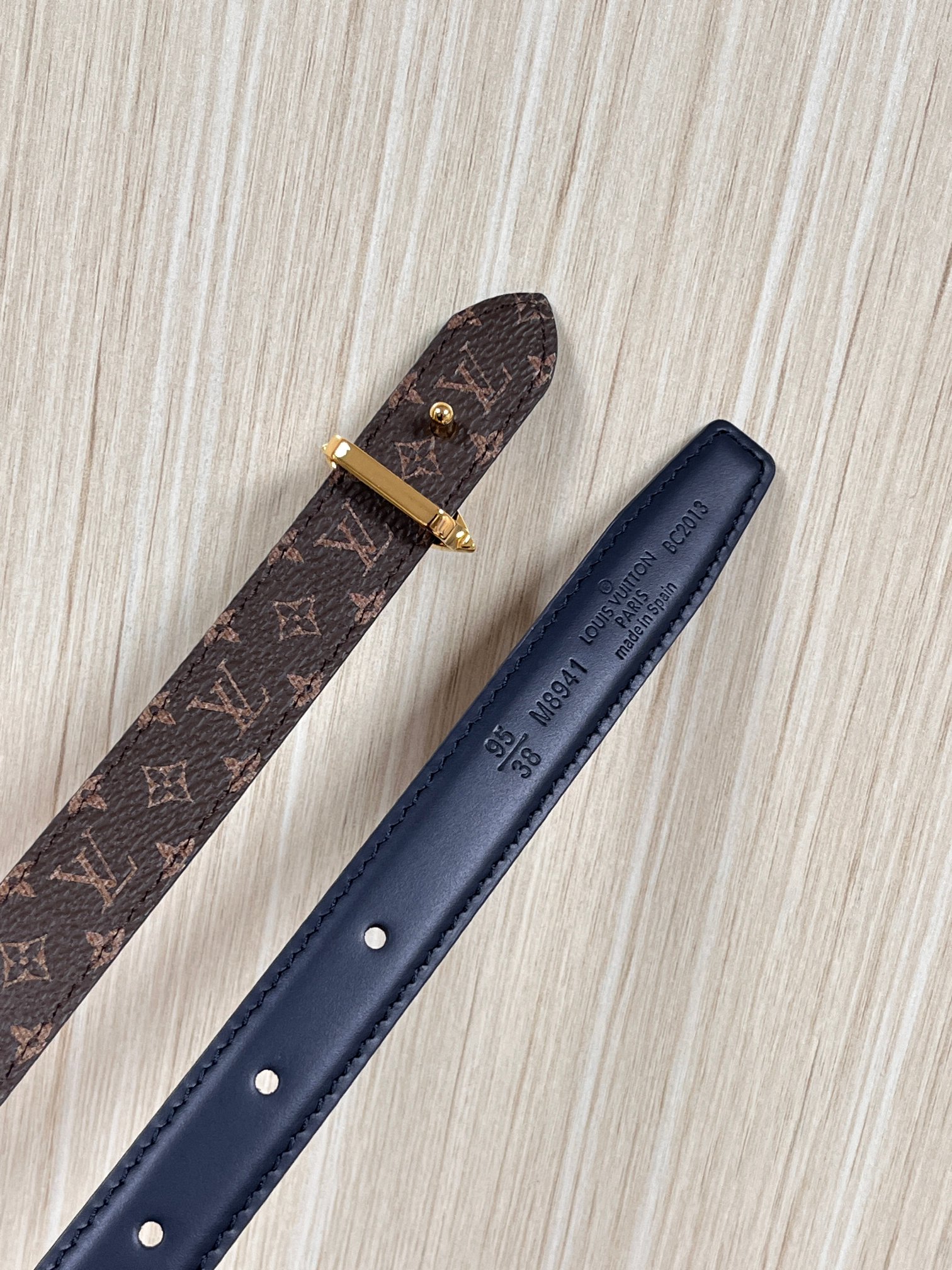 2026当季新款女士细腰带，适配裙装、裤装 正面：海军蓝色光滑小牛皮- 反面：经典Monogram老花涂