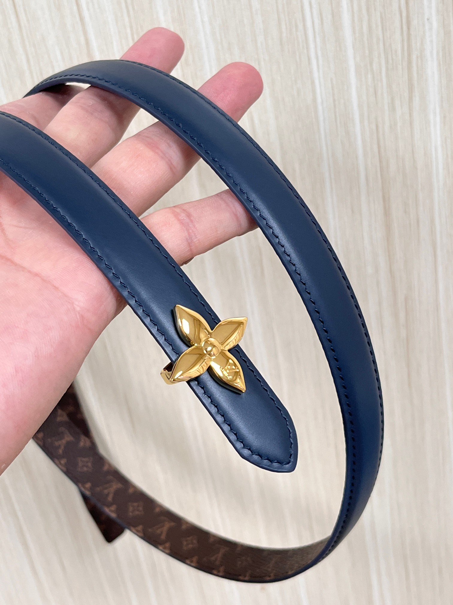 2026当季新款女士细腰带，适配裙装、裤装 正面：海军蓝色光滑小牛皮- 反面：经典Monogram老花涂