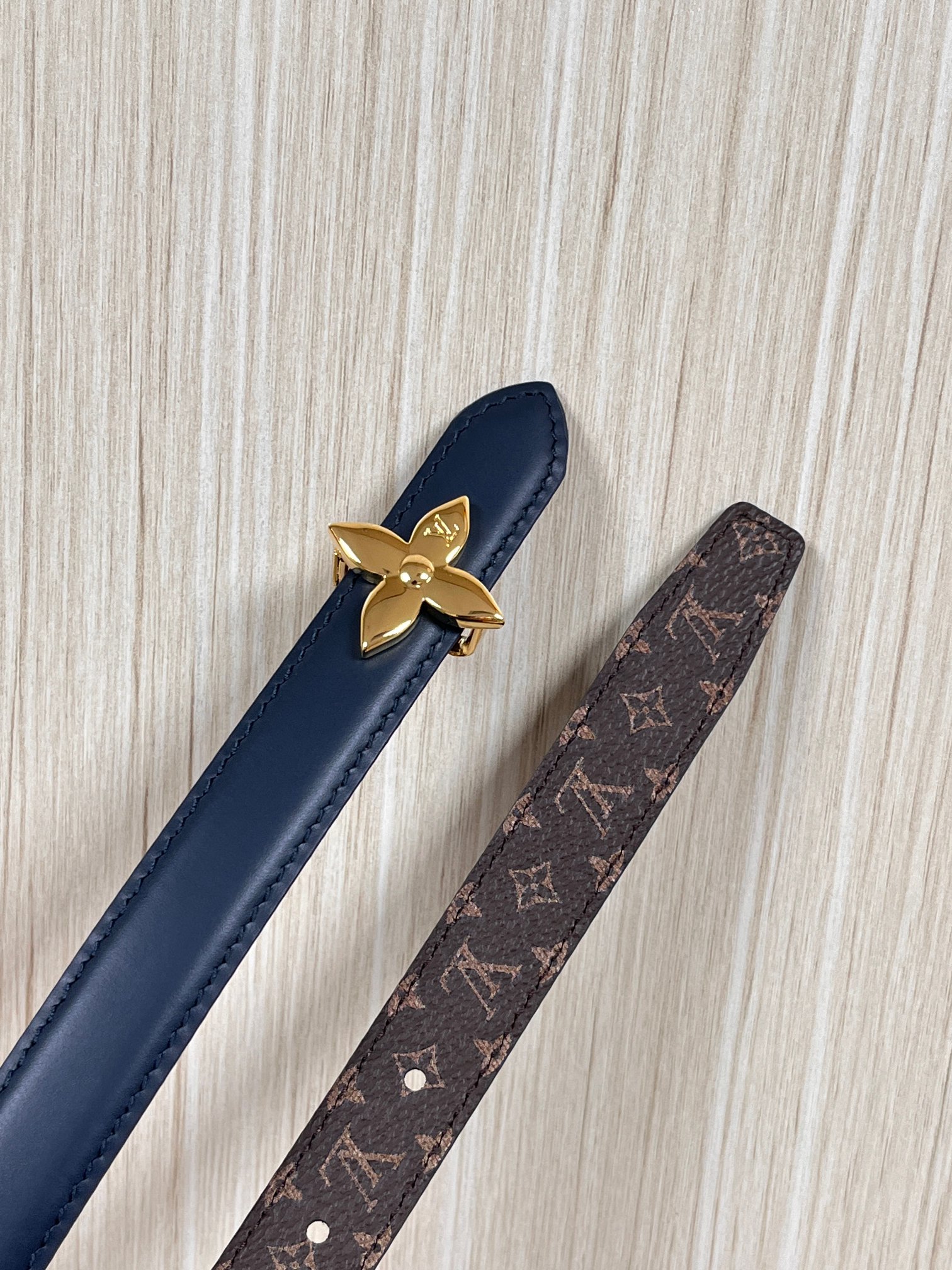 2026当季新款女士细腰带，适配裙装、裤装 正面：海军蓝色光滑小牛皮- 反面：经典Monogram老花涂