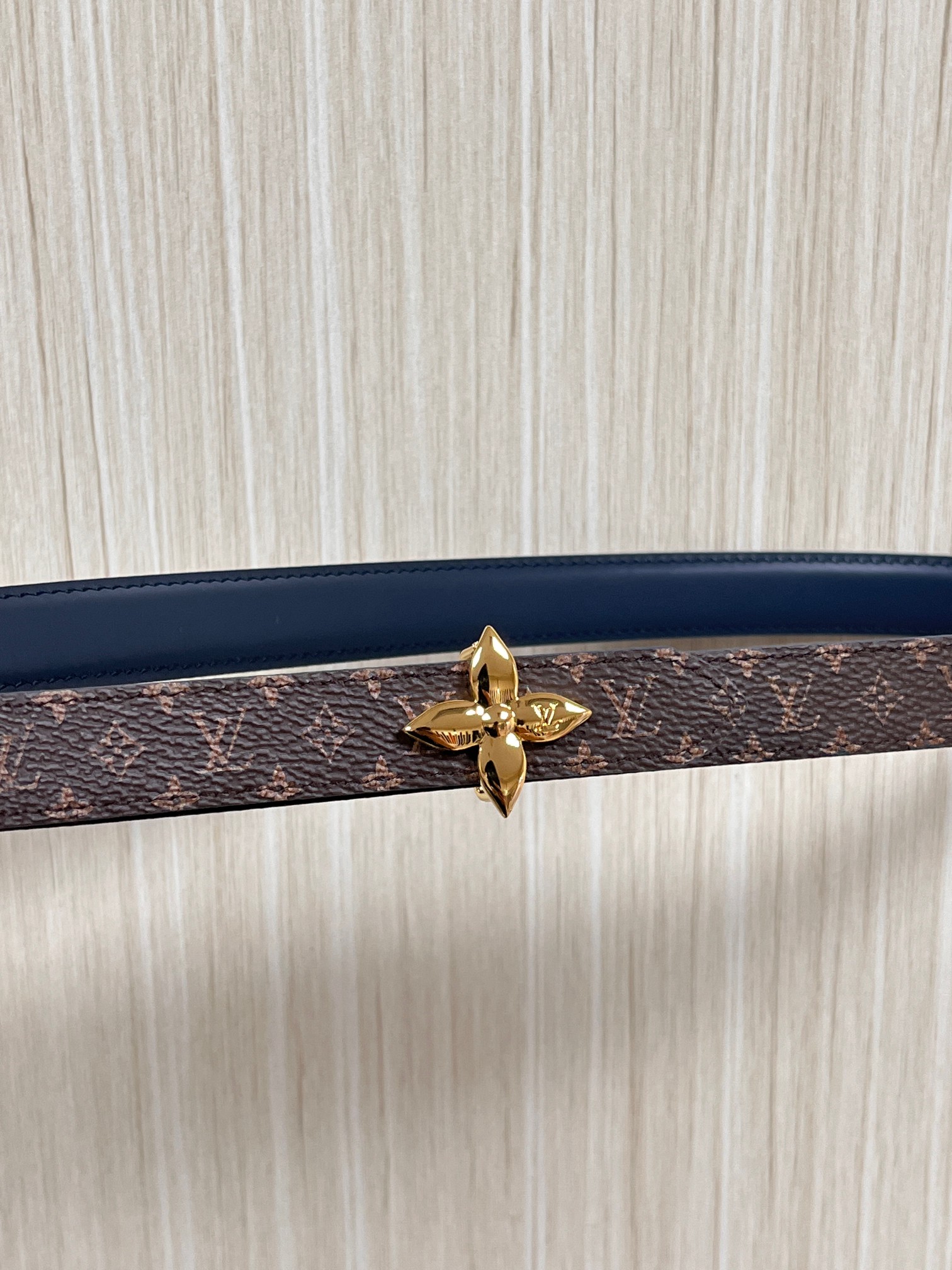 2026当季新款女士细腰带，适配裙装、裤装 正面：海军蓝色光滑小牛皮- 反面：经典Monogram老花涂