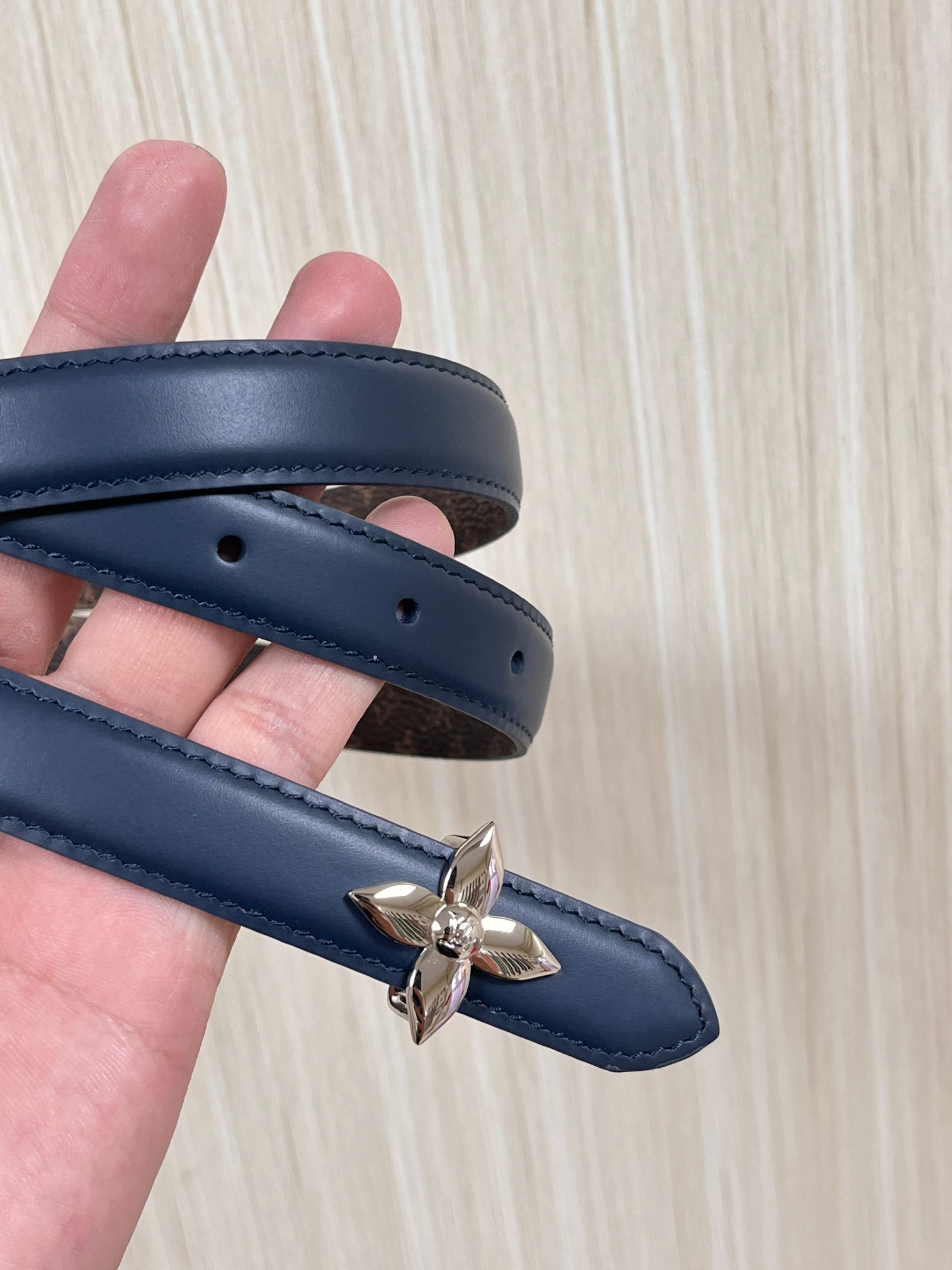 2026当季新款女士细腰带，适配裙装、裤装 正面：海军蓝色光滑小牛皮- 反面：经典Monogram老花涂