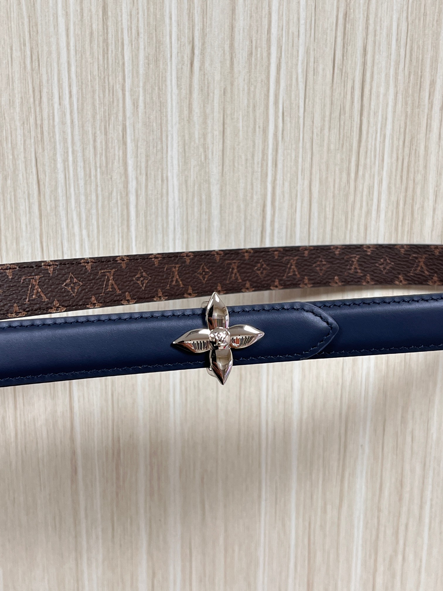 2026当季新款女士细腰带，适配裙装、裤装 正面：海军蓝色光滑小牛皮- 反面：经典Monogram老花涂