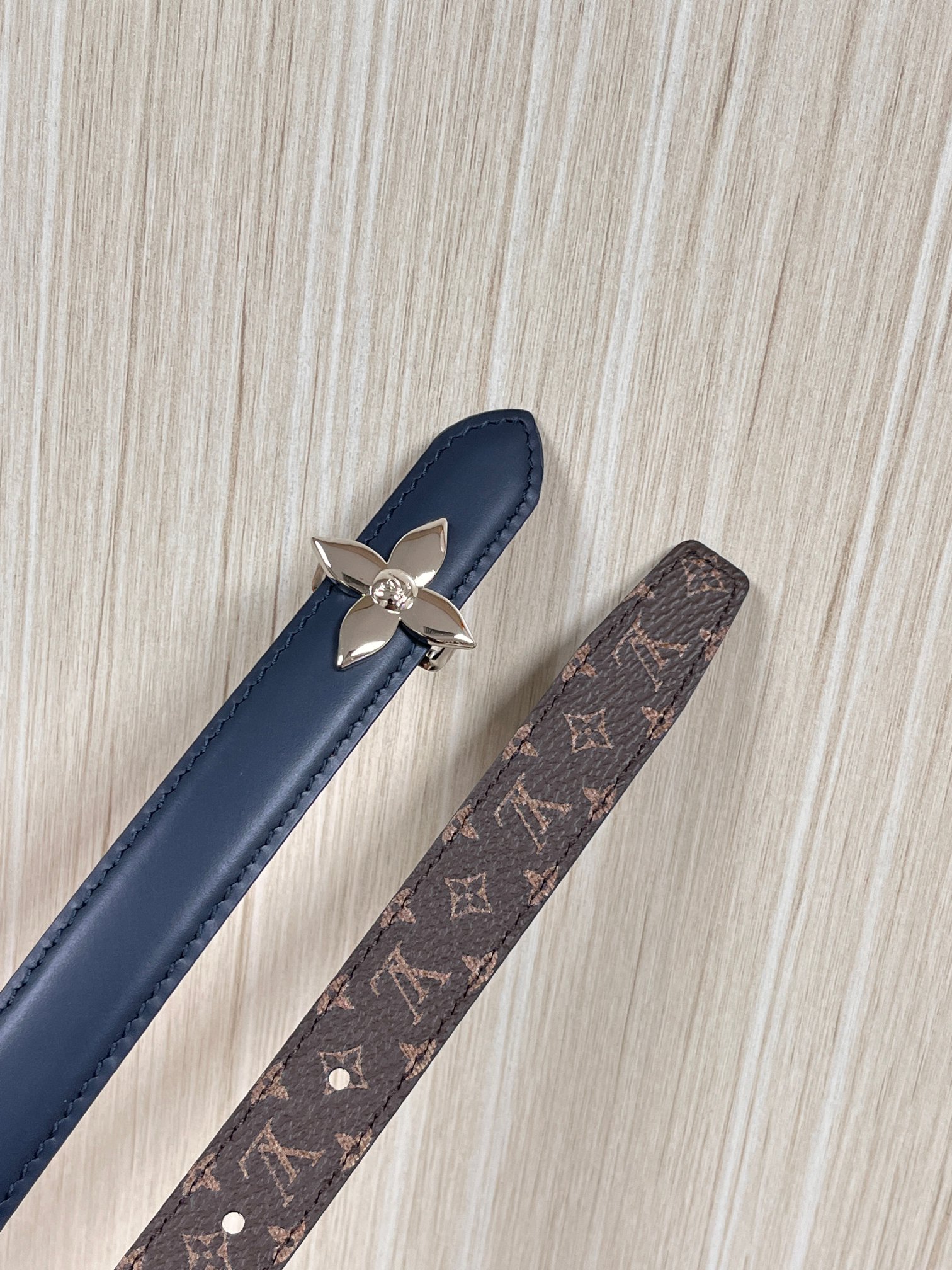 2026当季新款女士细腰带，适配裙装、裤装 正面：海军蓝色光滑小牛皮- 反面：经典Monogram老花涂