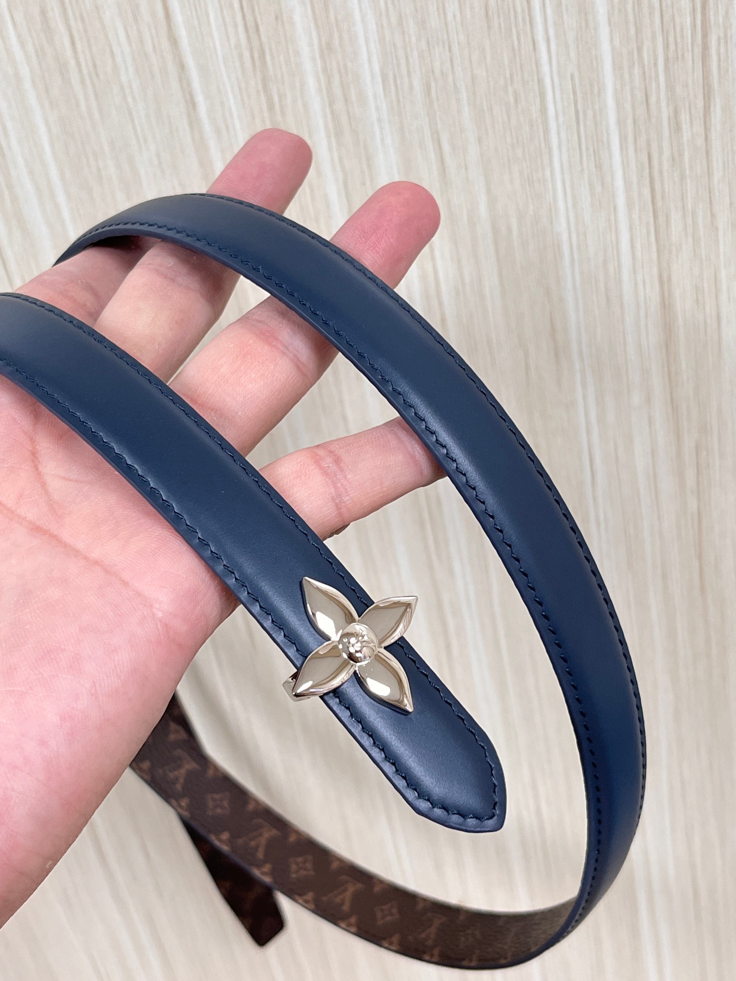 2026当季新款女士细腰带，适配裙装、裤装 正面：海军蓝色光滑小牛皮- 反面：经典Monogram老花涂