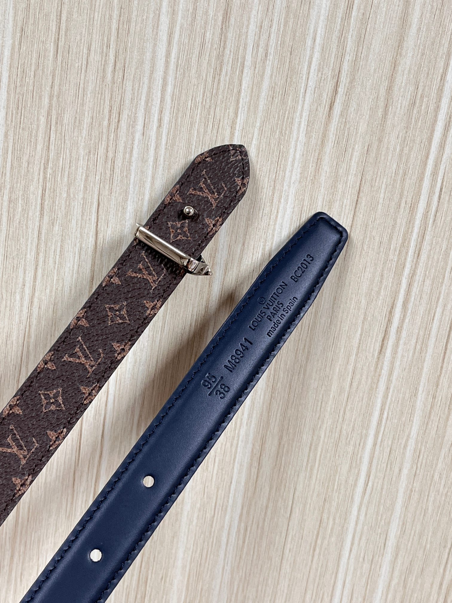 2026当季新款女士细腰带，适配裙装、裤装 正面：海军蓝色光滑小牛皮- 反面：经典Monogram老花涂