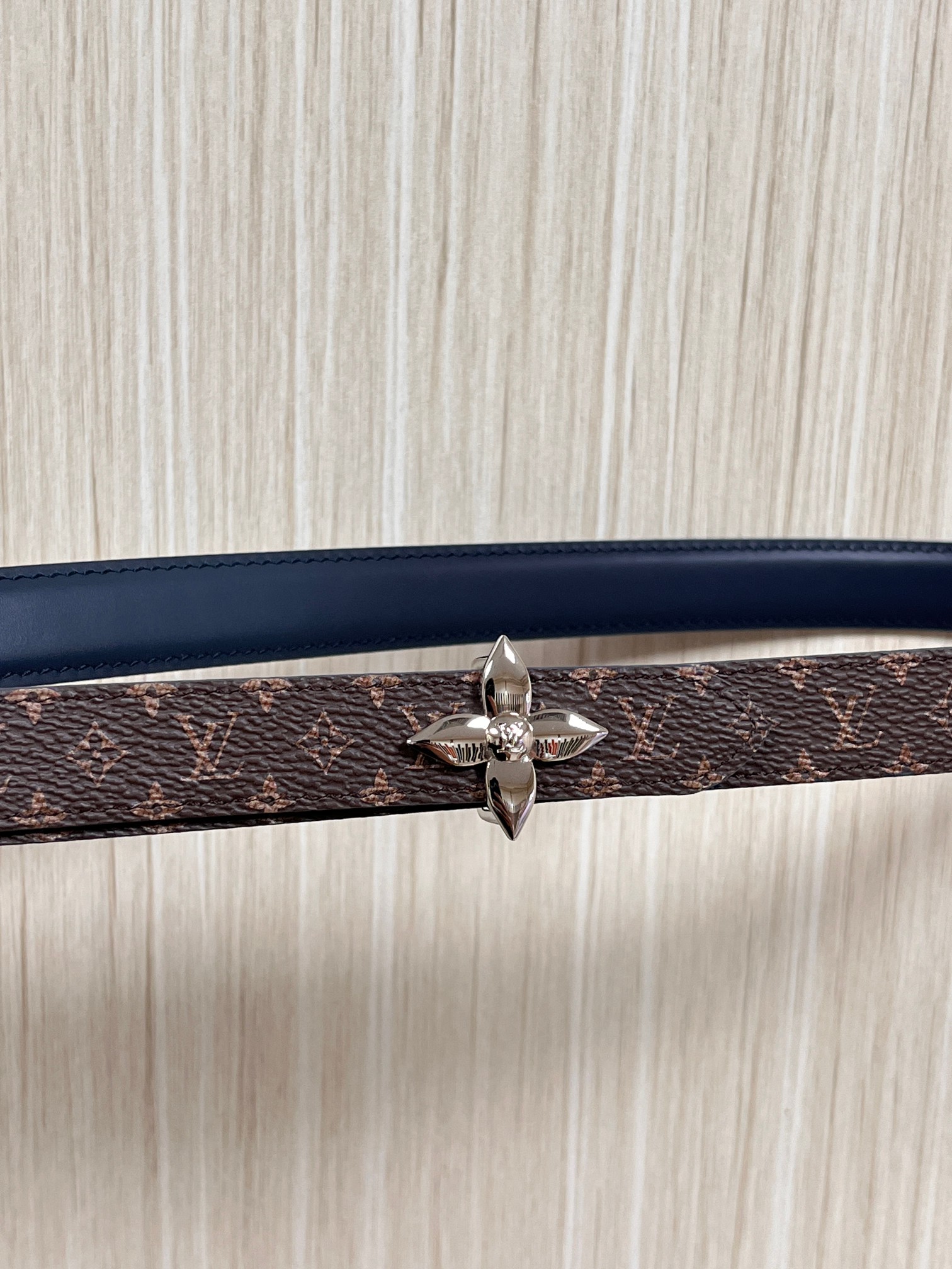 2026当季新款女士细腰带，适配裙装、裤装 正面：海军蓝色光滑小牛皮- 反面：经典Monogram老花涂