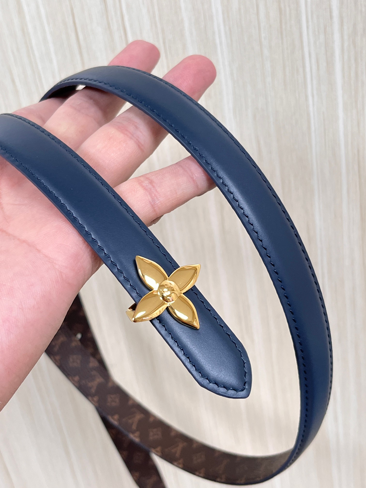 2026当季新款女士细腰带，适配裙装、裤装 正面：海军蓝色光滑小牛皮- 反面：经典Monogram老花涂