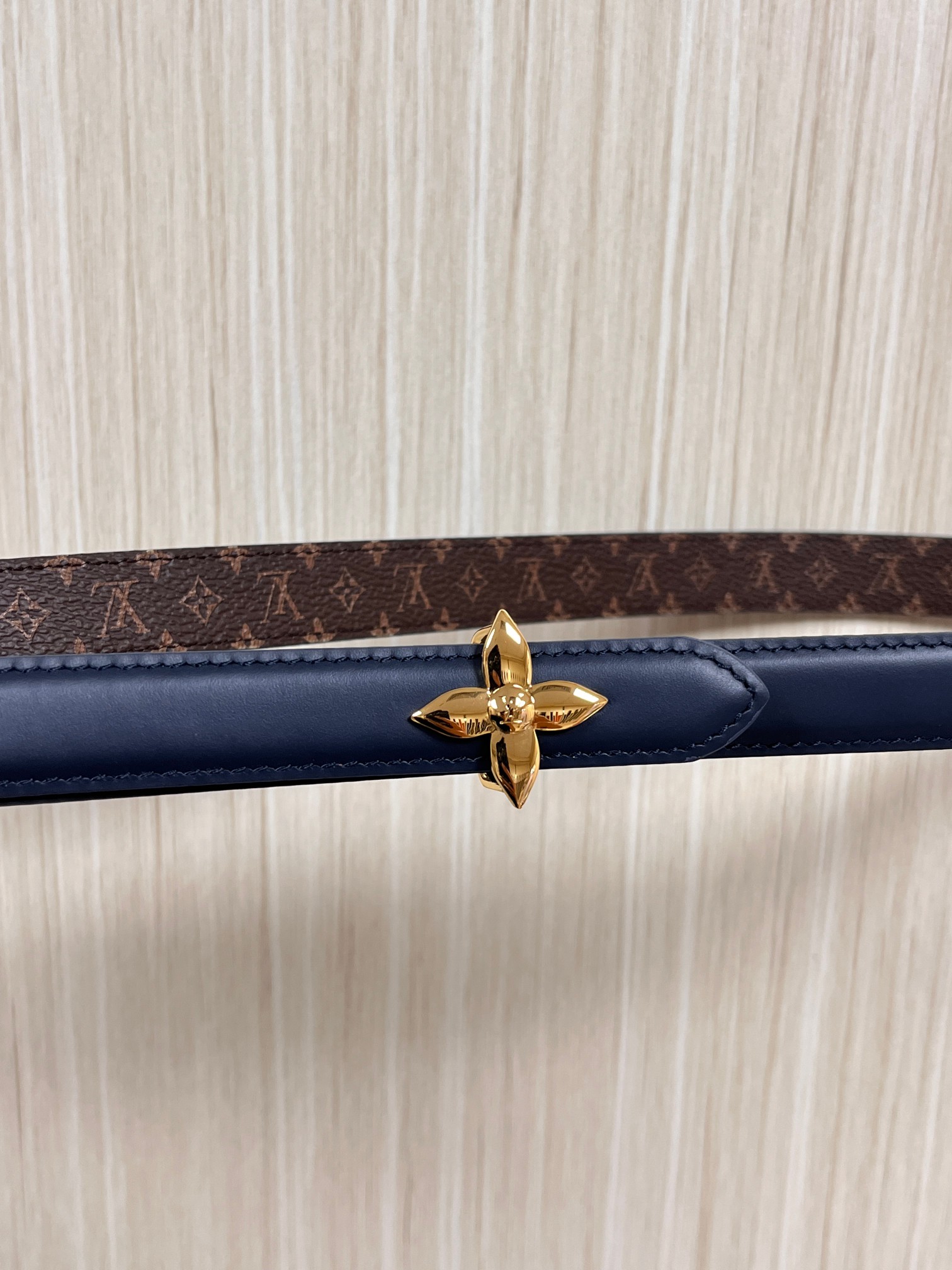 2026当季新款女士细腰带，适配裙装、裤装 正面：海军蓝色光滑小牛皮- 反面：经典Monogram老花涂