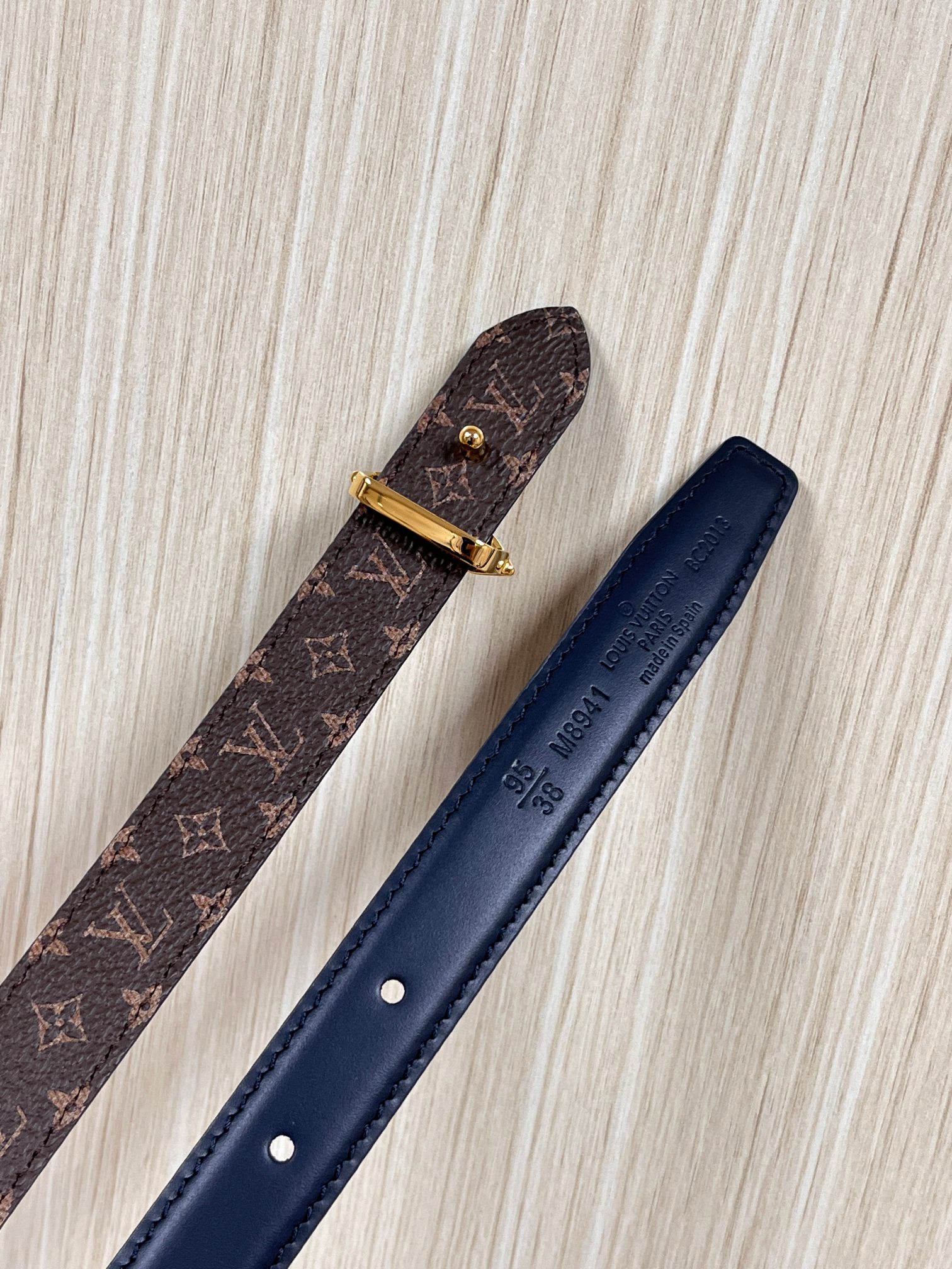 2026当季新款女士细腰带，适配裙装、裤装 正面：海军蓝色光滑小牛皮- 反面：经典Monogram老花涂