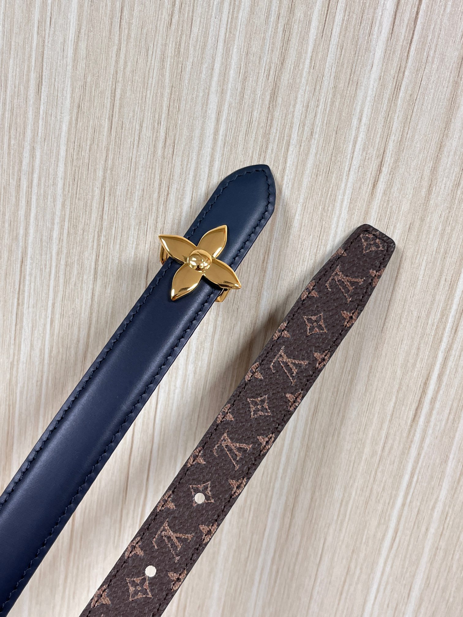2026当季新款女士细腰带，适配裙装、裤装 正面：海军蓝色光滑小牛皮- 反面：经典Monogram老花涂