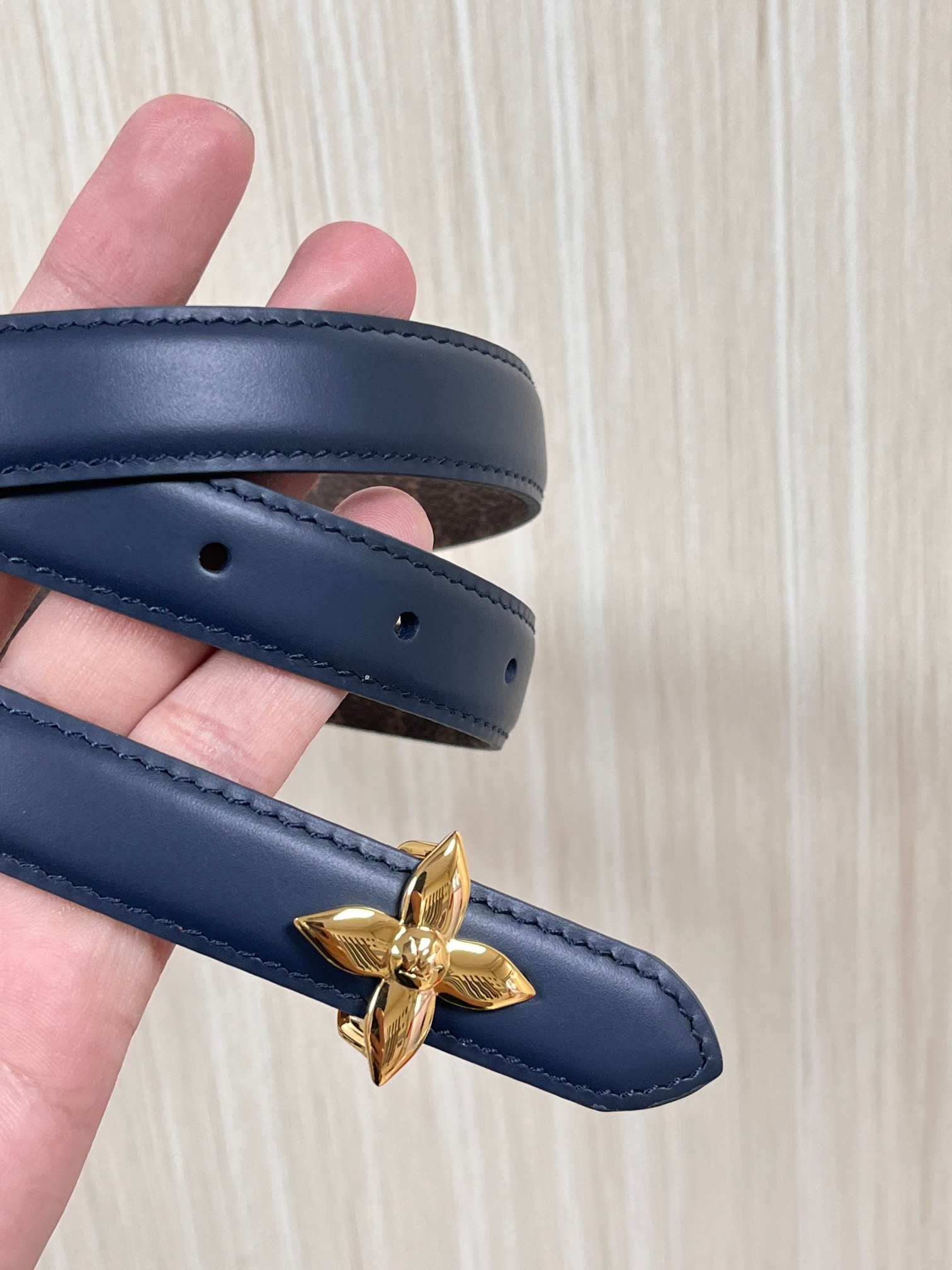 2026当季新款女士细腰带，适配裙装、裤装 正面：海军蓝色光滑小牛皮- 反面：经典Monogram老花涂