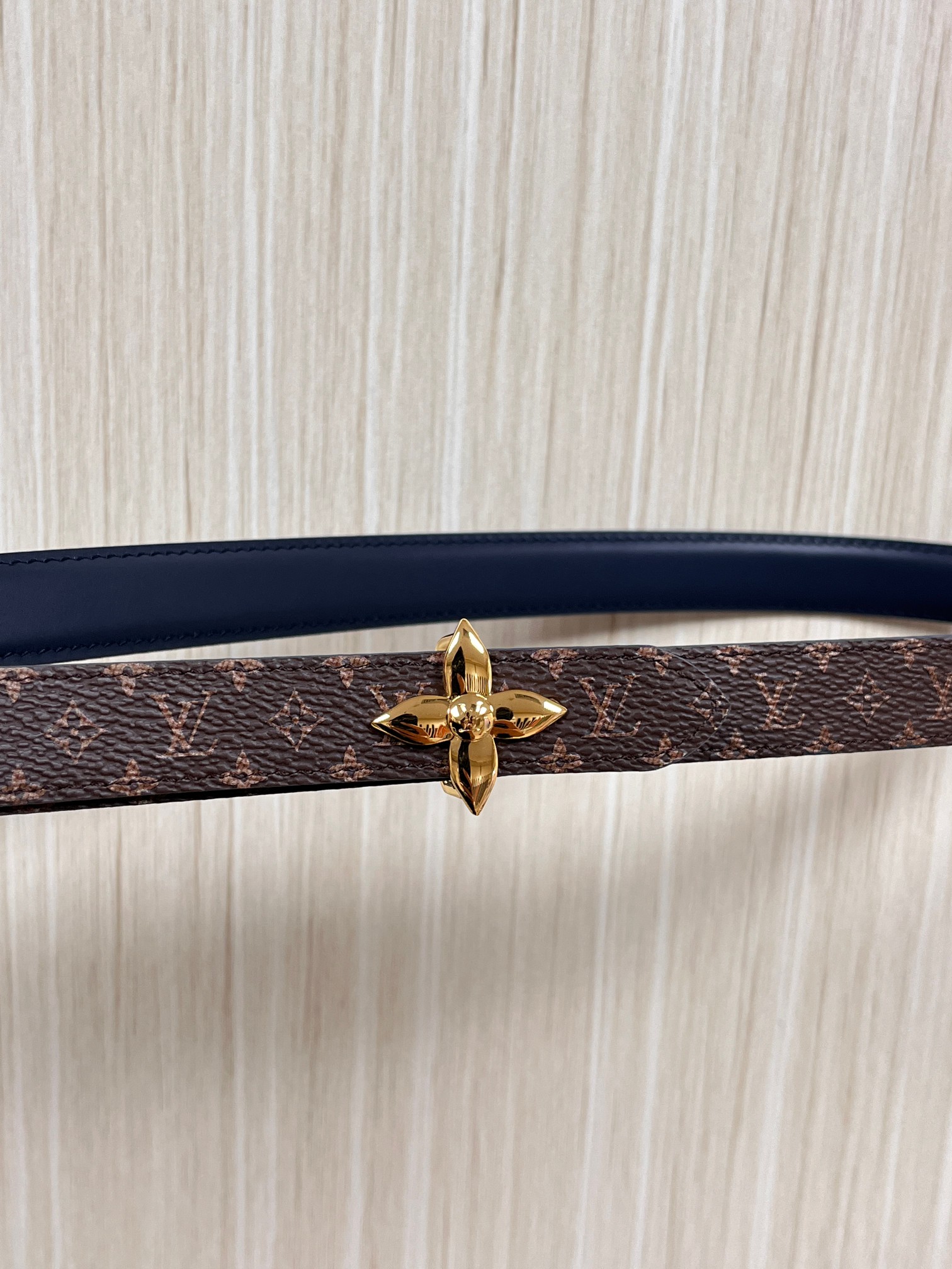 2026当季新款女士细腰带，适配裙装、裤装 正面：海军蓝色光滑小牛皮- 反面：经典Monogram老花涂