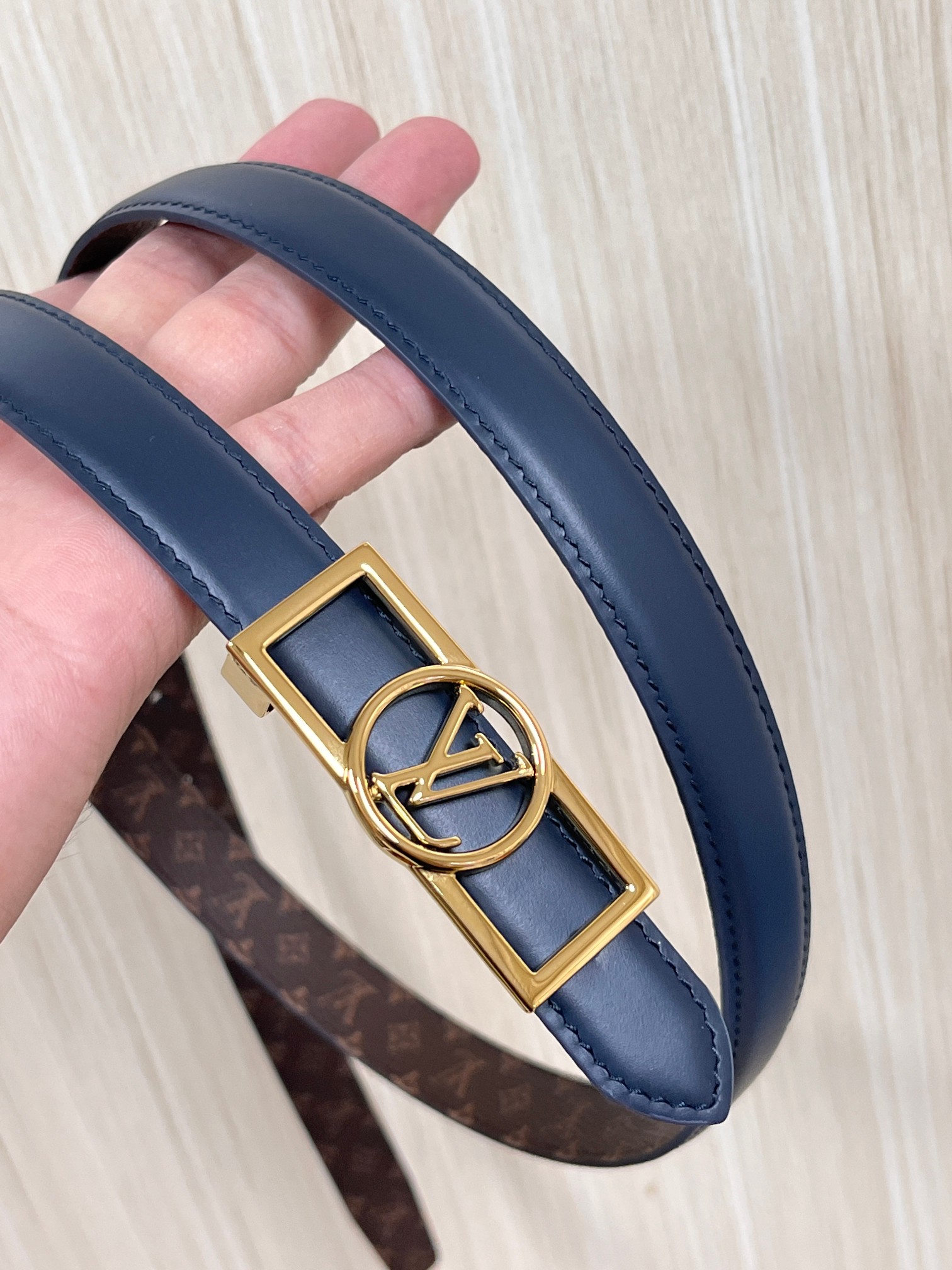 2026当季新款女士细腰带，适配裙装、裤装 正面：海军蓝色光滑小牛皮- 反面：经典Monogram老花涂