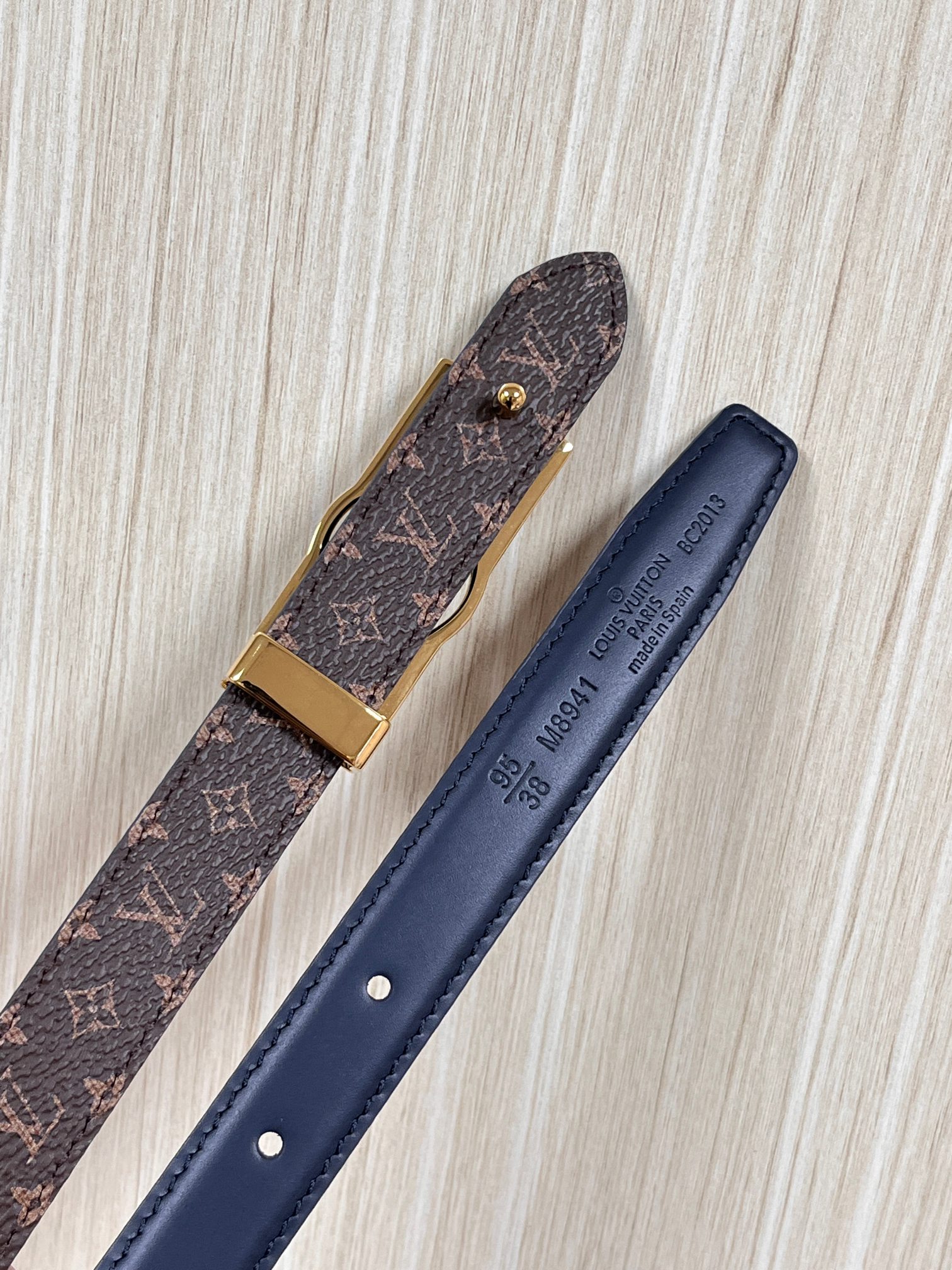 2026当季新款女士细腰带，适配裙装、裤装 正面：海军蓝色光滑小牛皮- 反面：经典Monogram老花涂