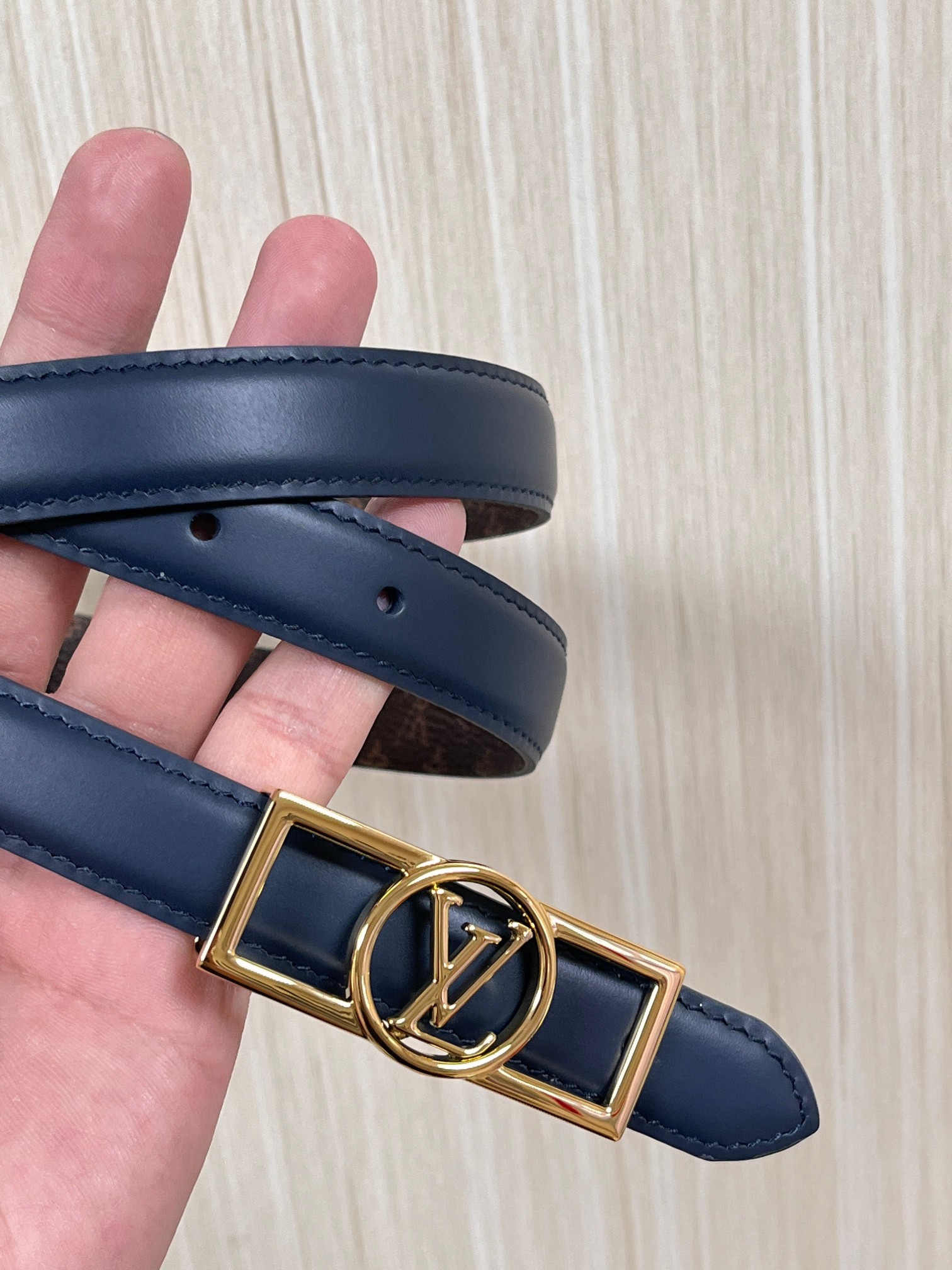 2026当季新款女士细腰带，适配裙装、裤装 正面：海军蓝色光滑小牛皮- 反面：经典Monogram老花涂