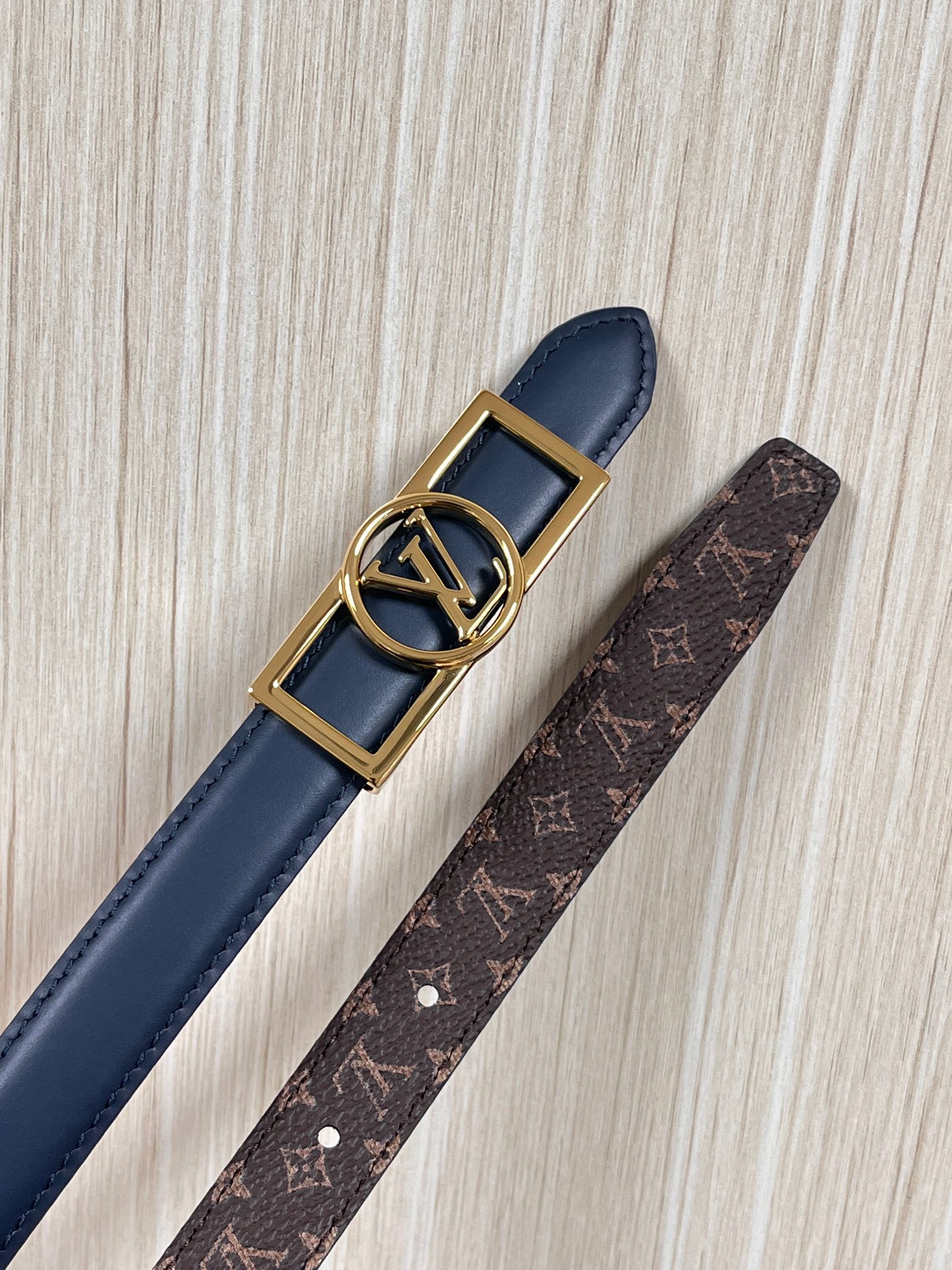 2026当季新款女士细腰带，适配裙装、裤装 正面：海军蓝色光滑小牛皮- 反面：经典Monogram老花涂