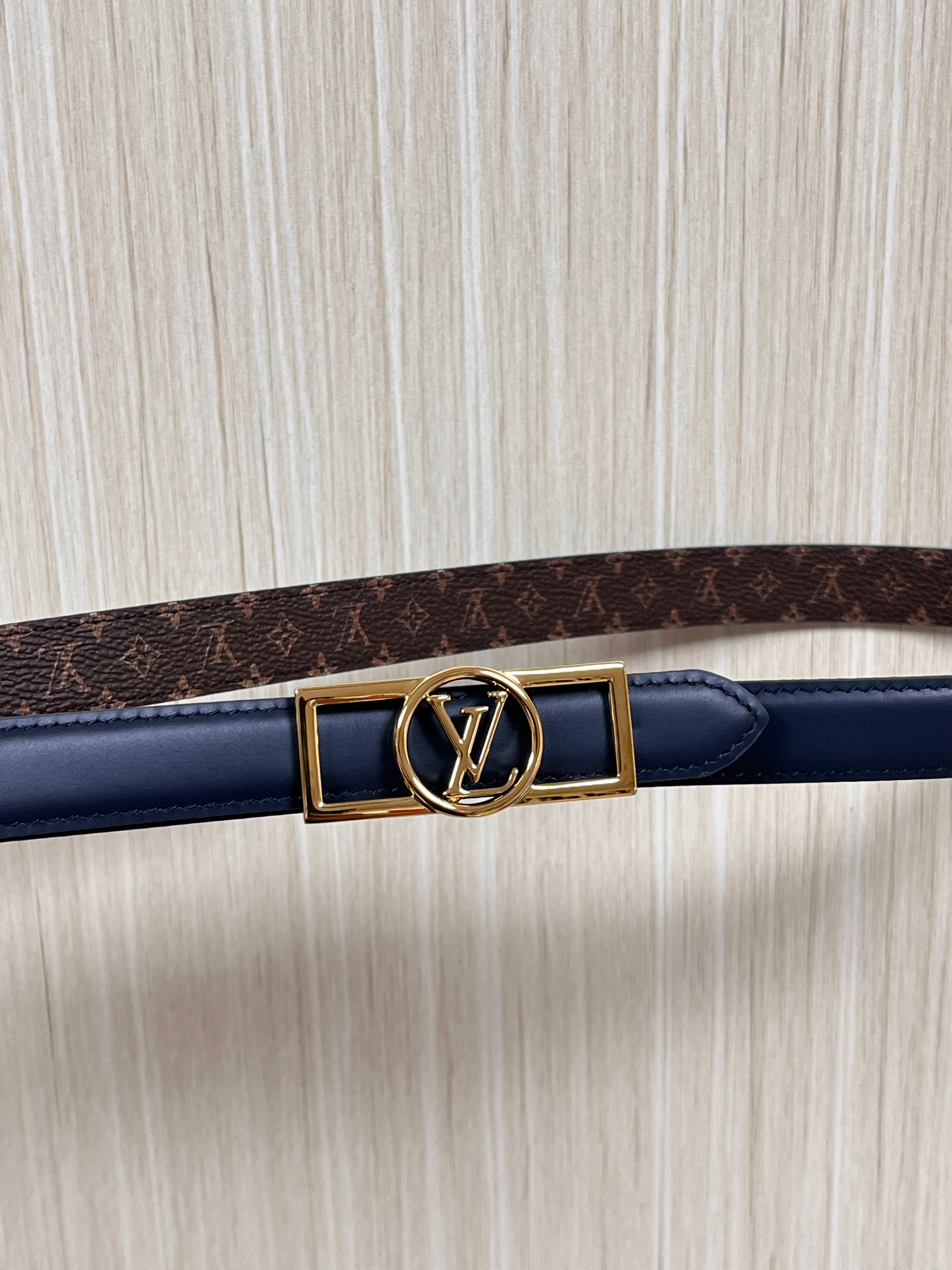 2026当季新款女士细腰带，适配裙装、裤装 正面：海军蓝色光滑小牛皮- 反面：经典Monogram老花涂