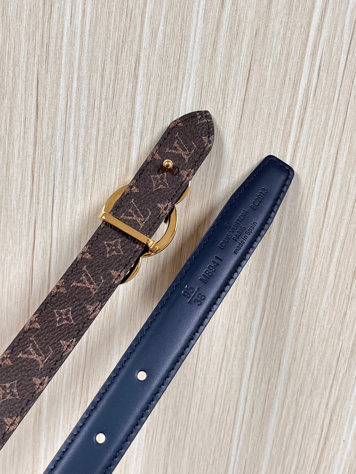 2026当季新款女士细腰带，适配裙装、裤装 正面：海军蓝色光滑小牛皮- 反面：经典Monogram老花涂