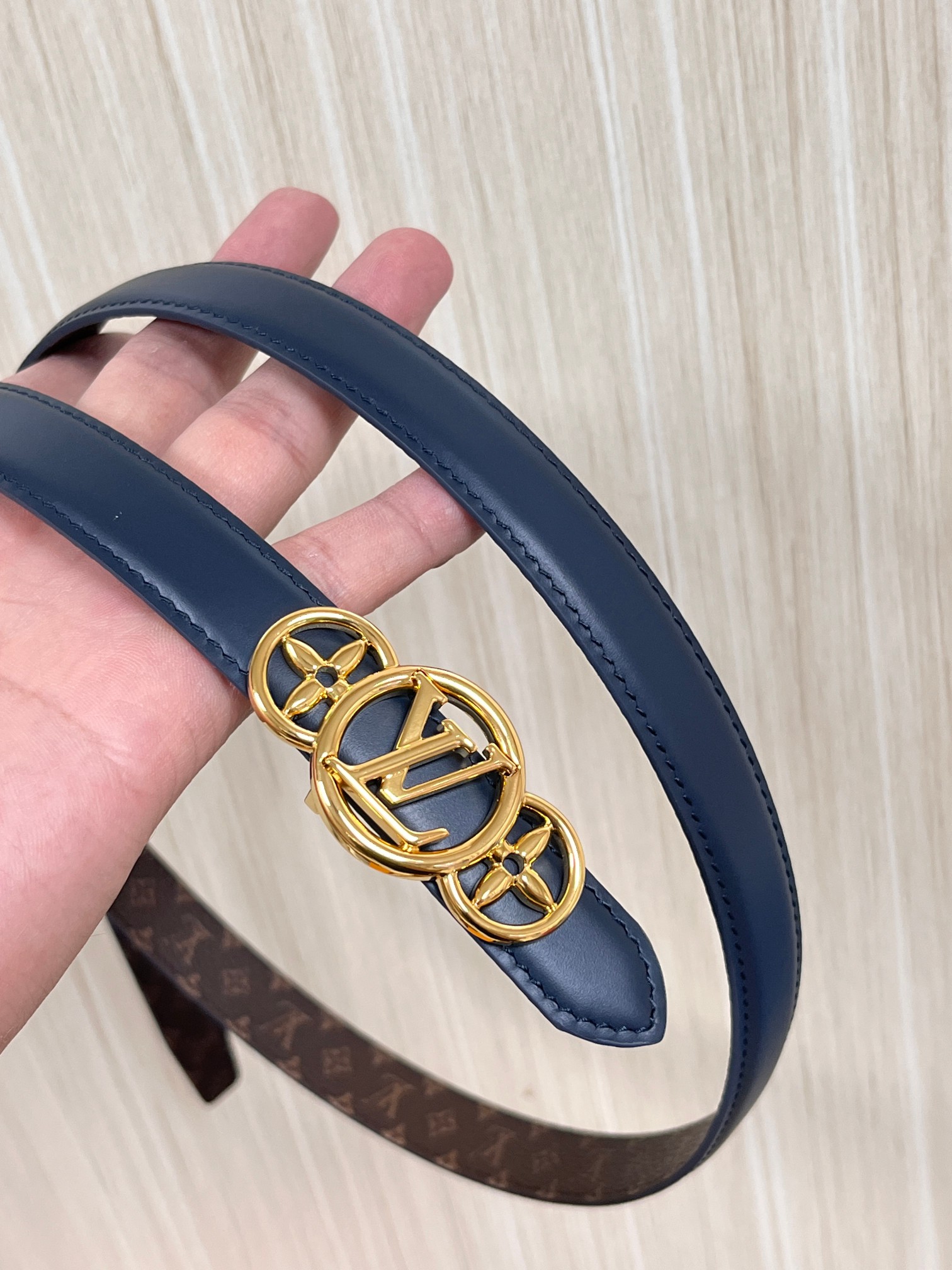 2026当季新款女士细腰带，适配裙装、裤装 正面：海军蓝色光滑小牛皮- 反面：经典Monogram老花涂